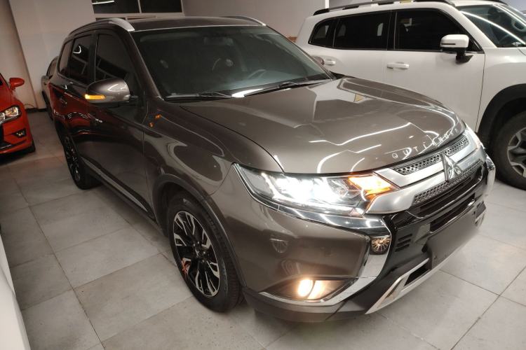 Used Mitsubishi Outlander 2019 2.4L 4x4 Zhi Xiang Edition 5 Seats China V Emission Standard
