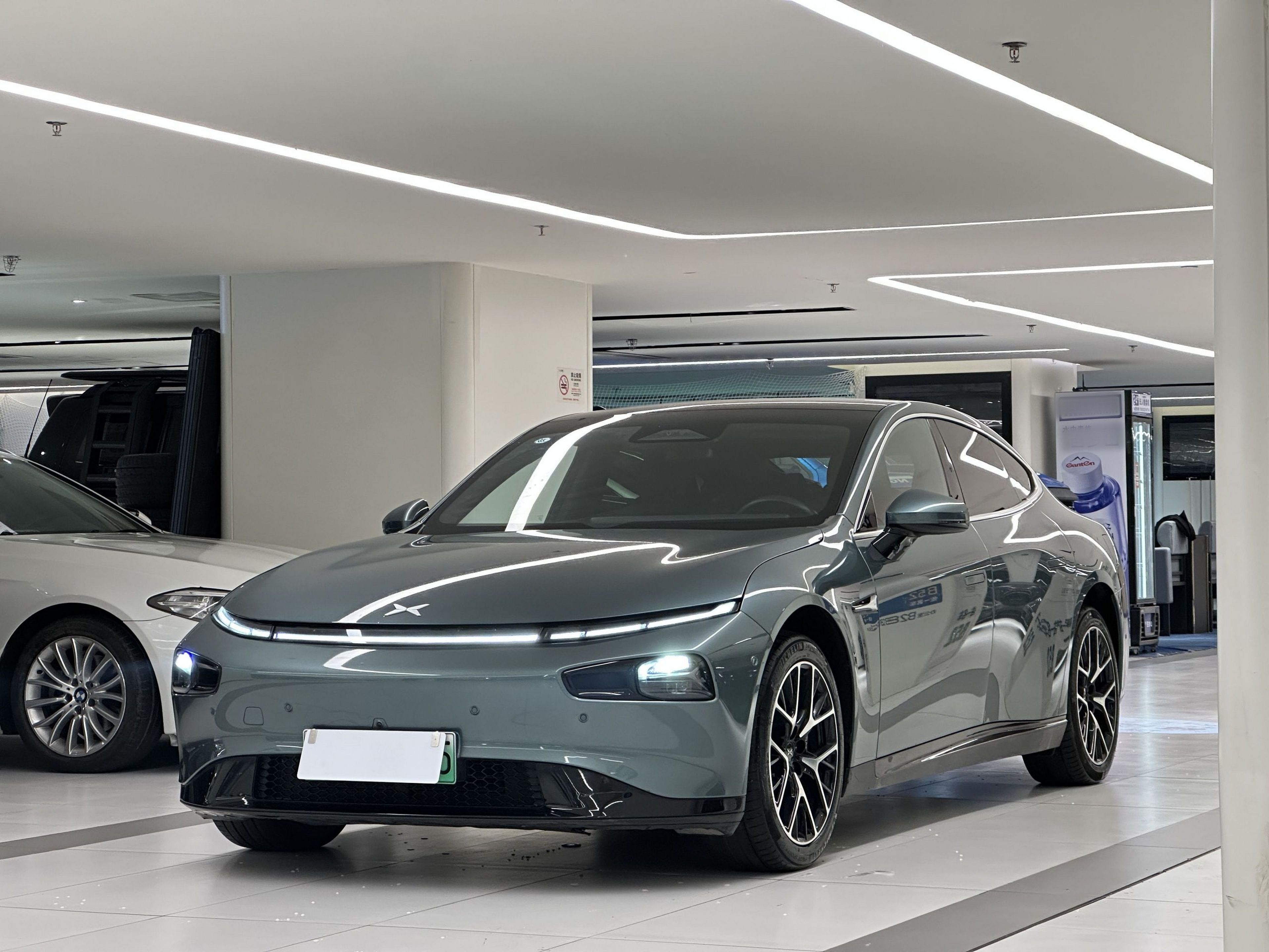 Под передней частью автомобиля