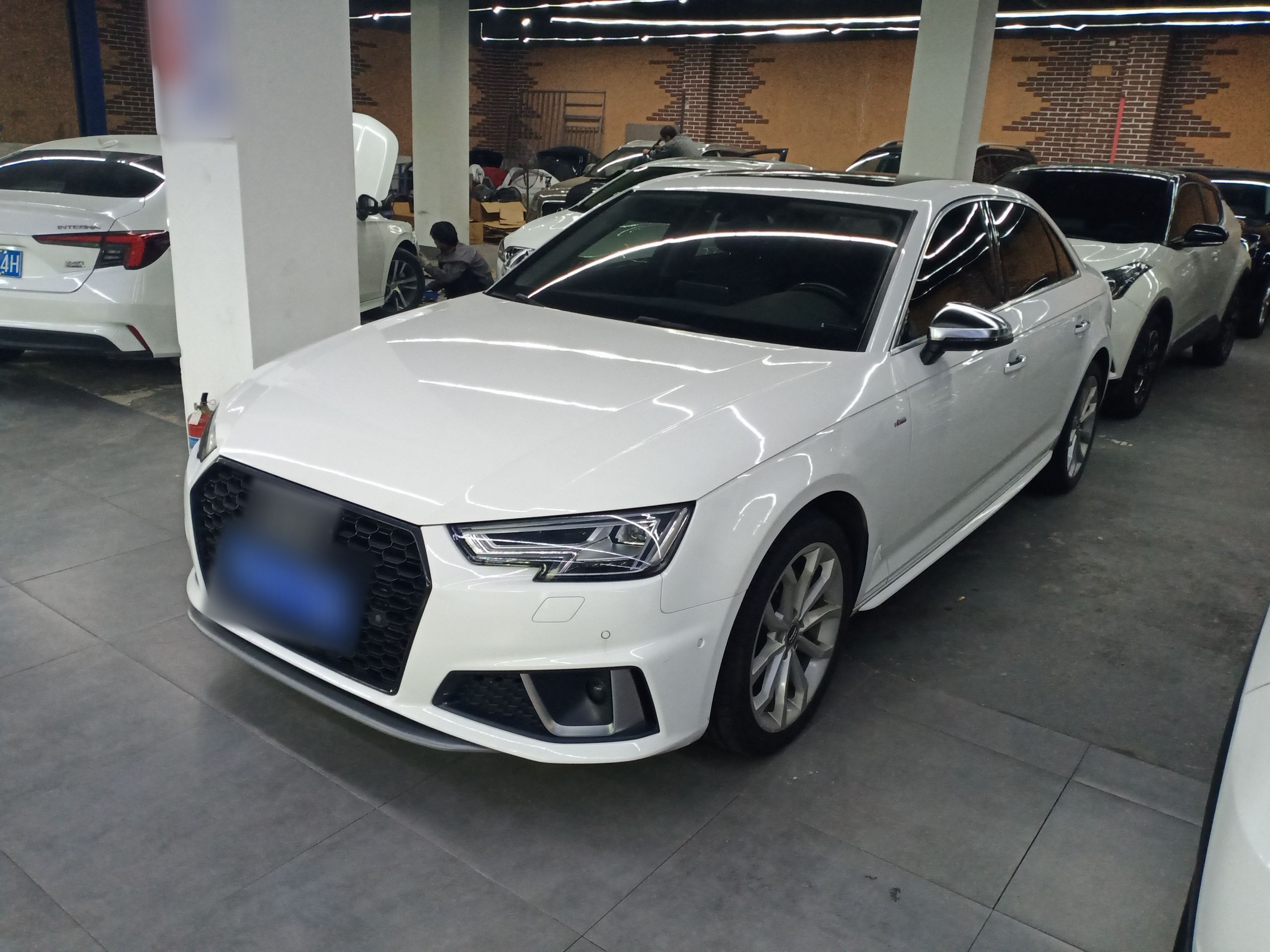 تحت مقدمة السيارة