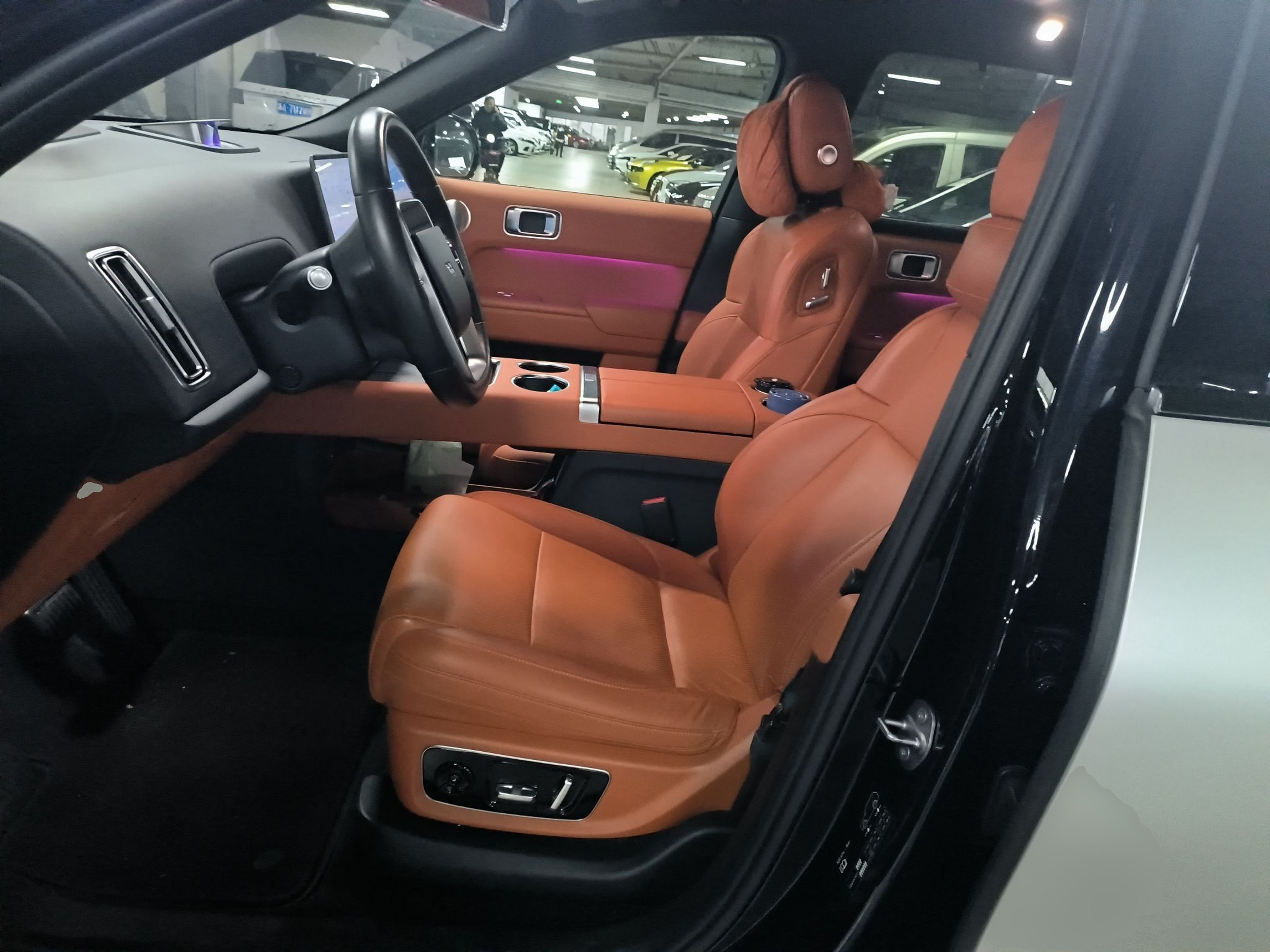 المقاعد الأمامية داخل السيارة