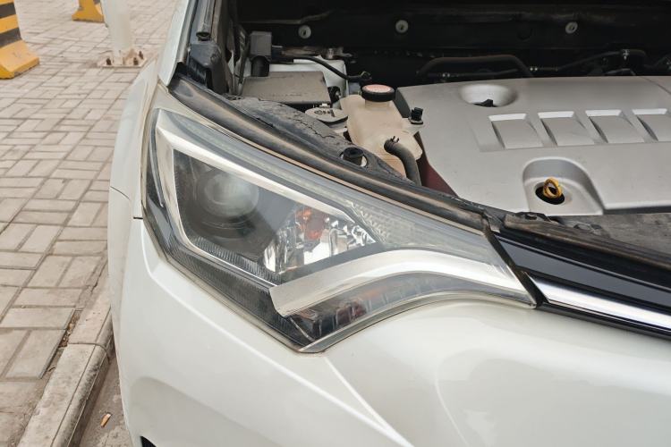 Used Toyota RAV4 2016 2.0L CVT Two-Wheel Drive Fashion Edition China V Standard
