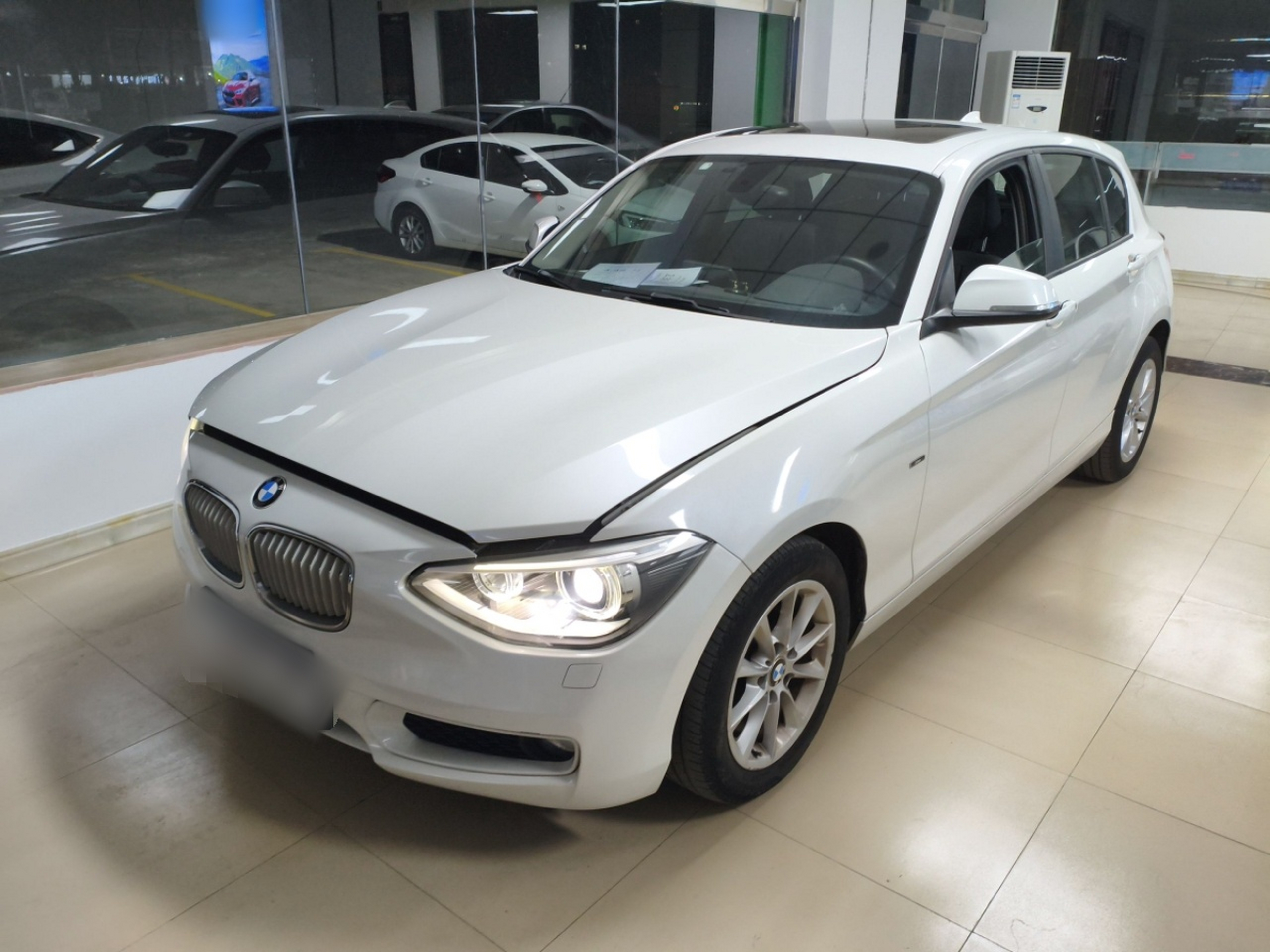 تحت مقدمة السيارة