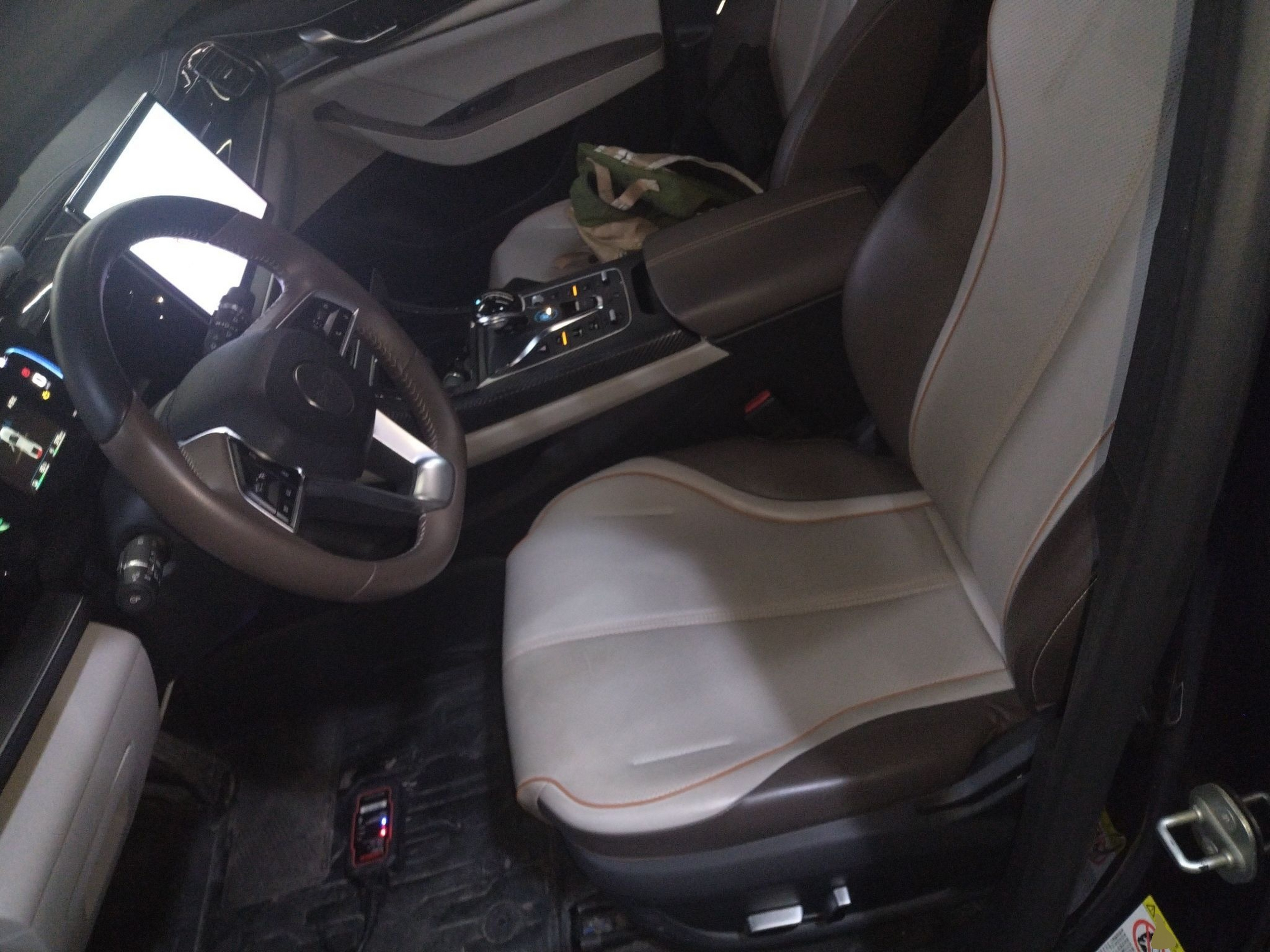 Переднее сиденье в автомобиле