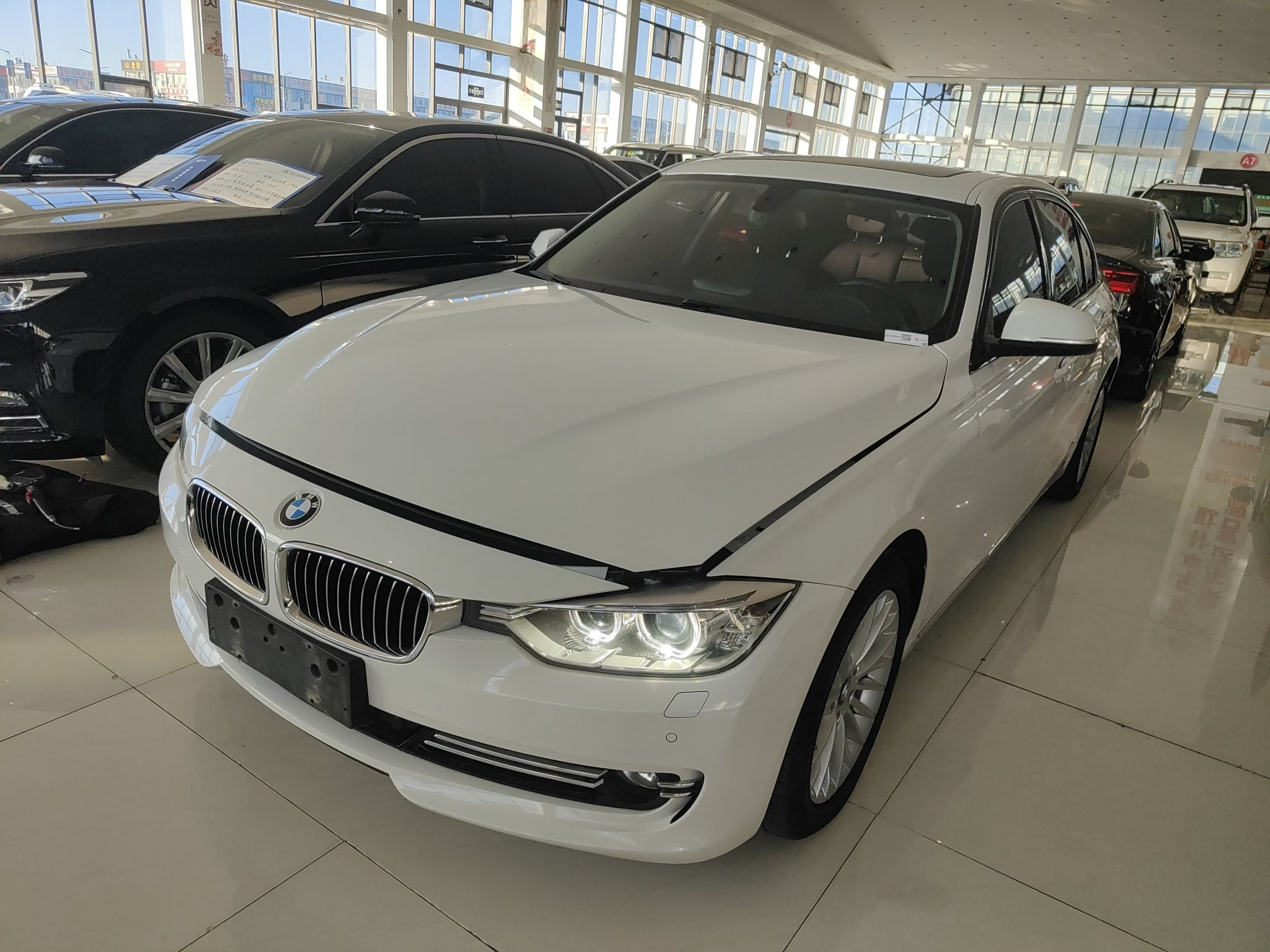 Под передней частью автомобиля