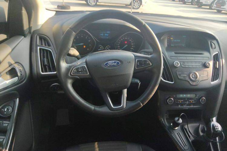 Used Ford Focus 2015 Sedan 1.6L Manual Fashion Edition
