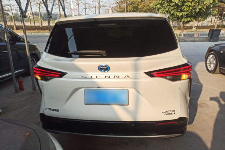 Used Toyota Sienna 2023 2.5L Hybrid Deluxe Edition