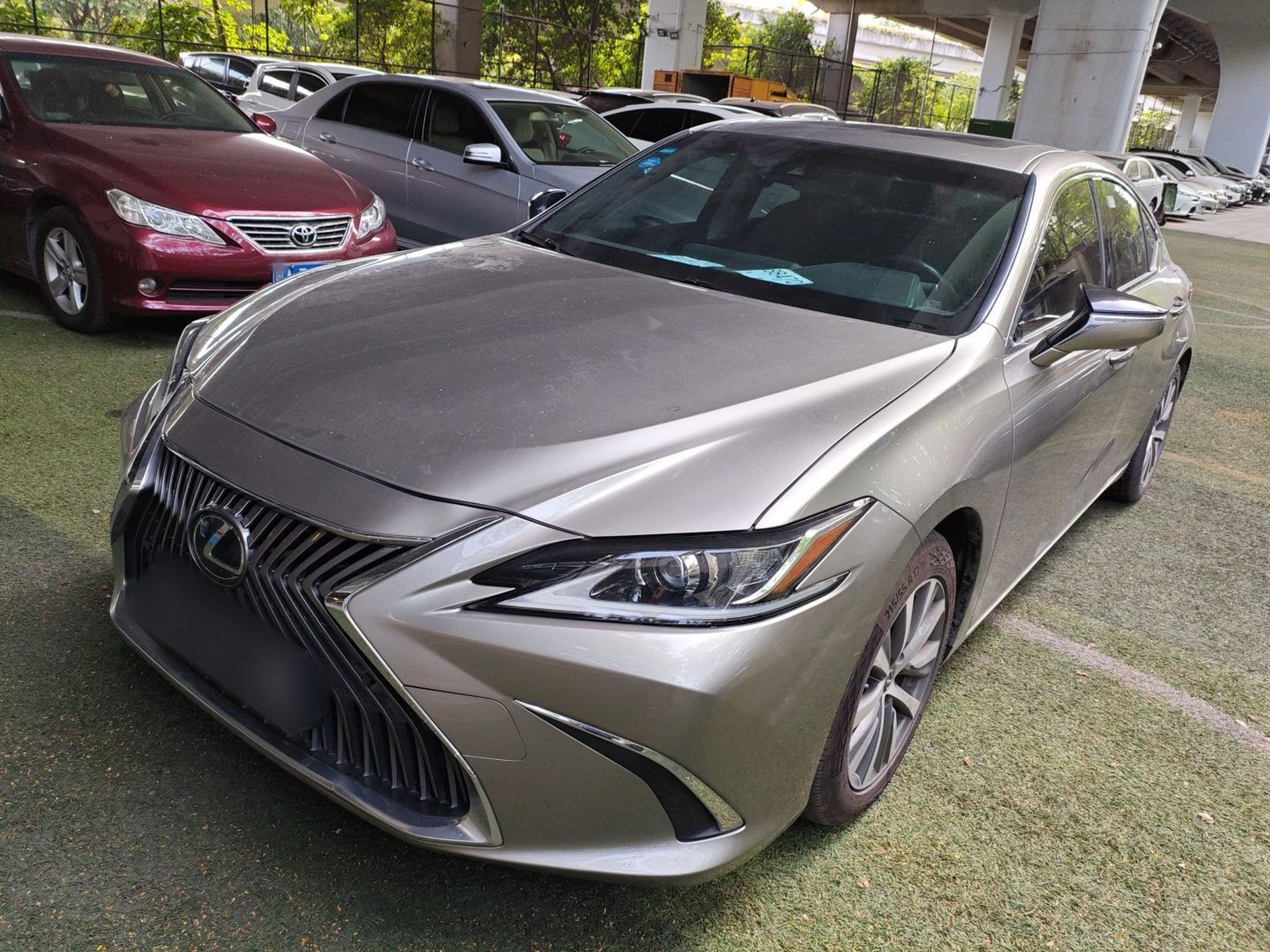 Под передней частью автомобиля