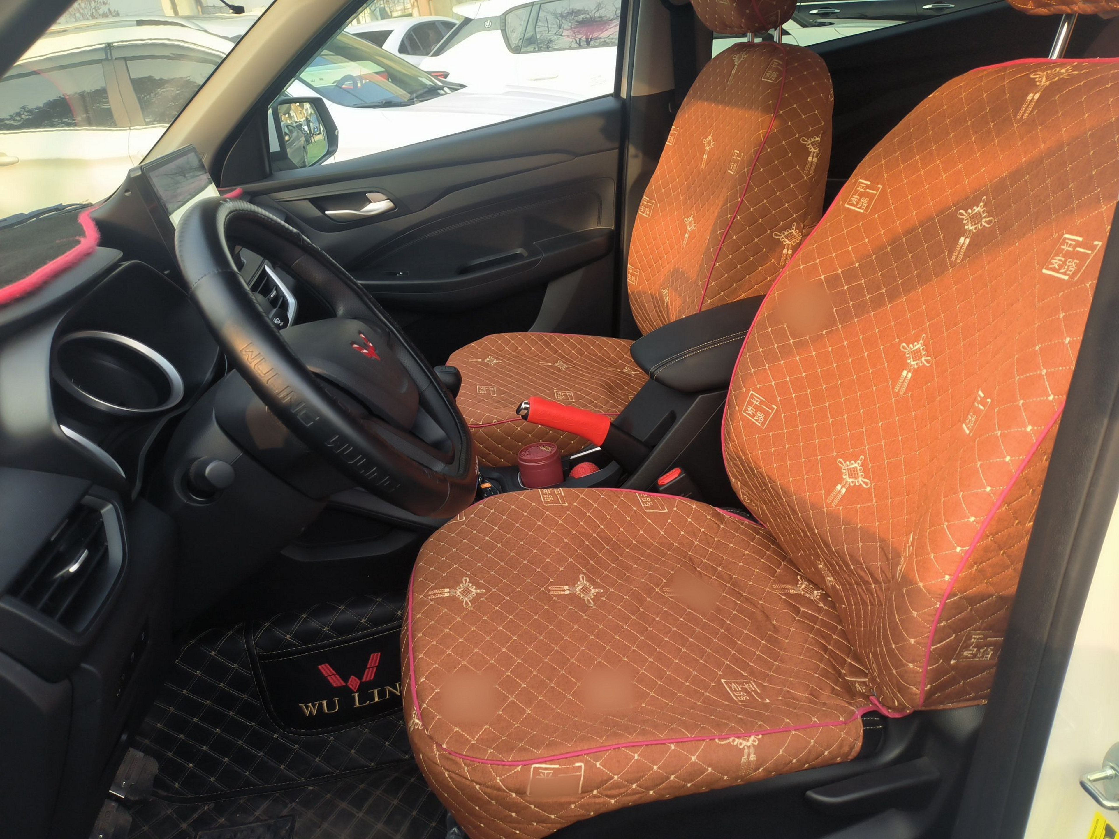 المقاعد الأمامية داخل السيارة