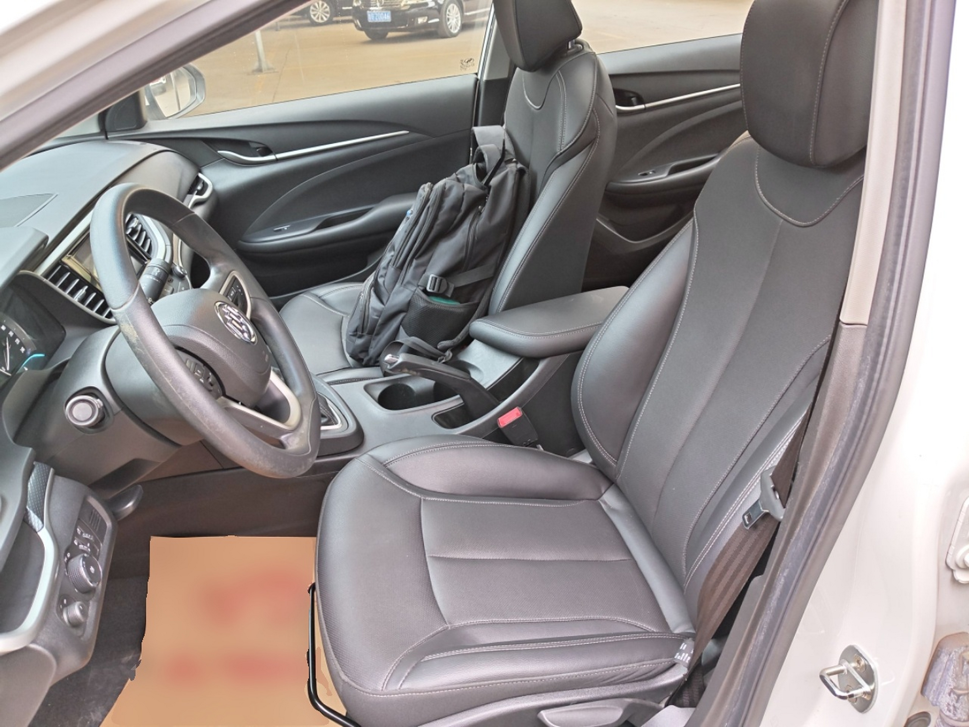 Переднее сиденье в автомобиле