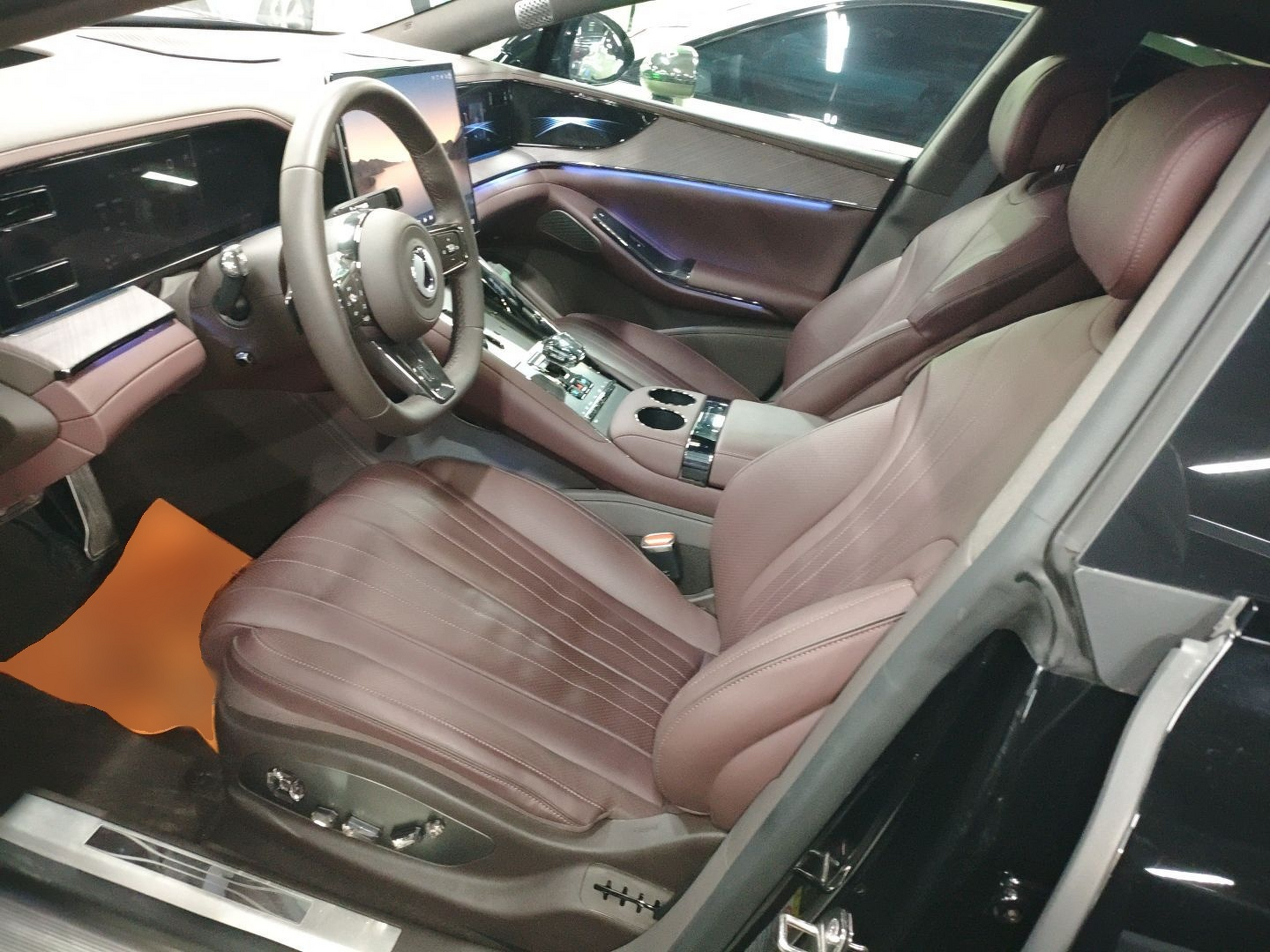 المقاعد الأمامية داخل السيارة