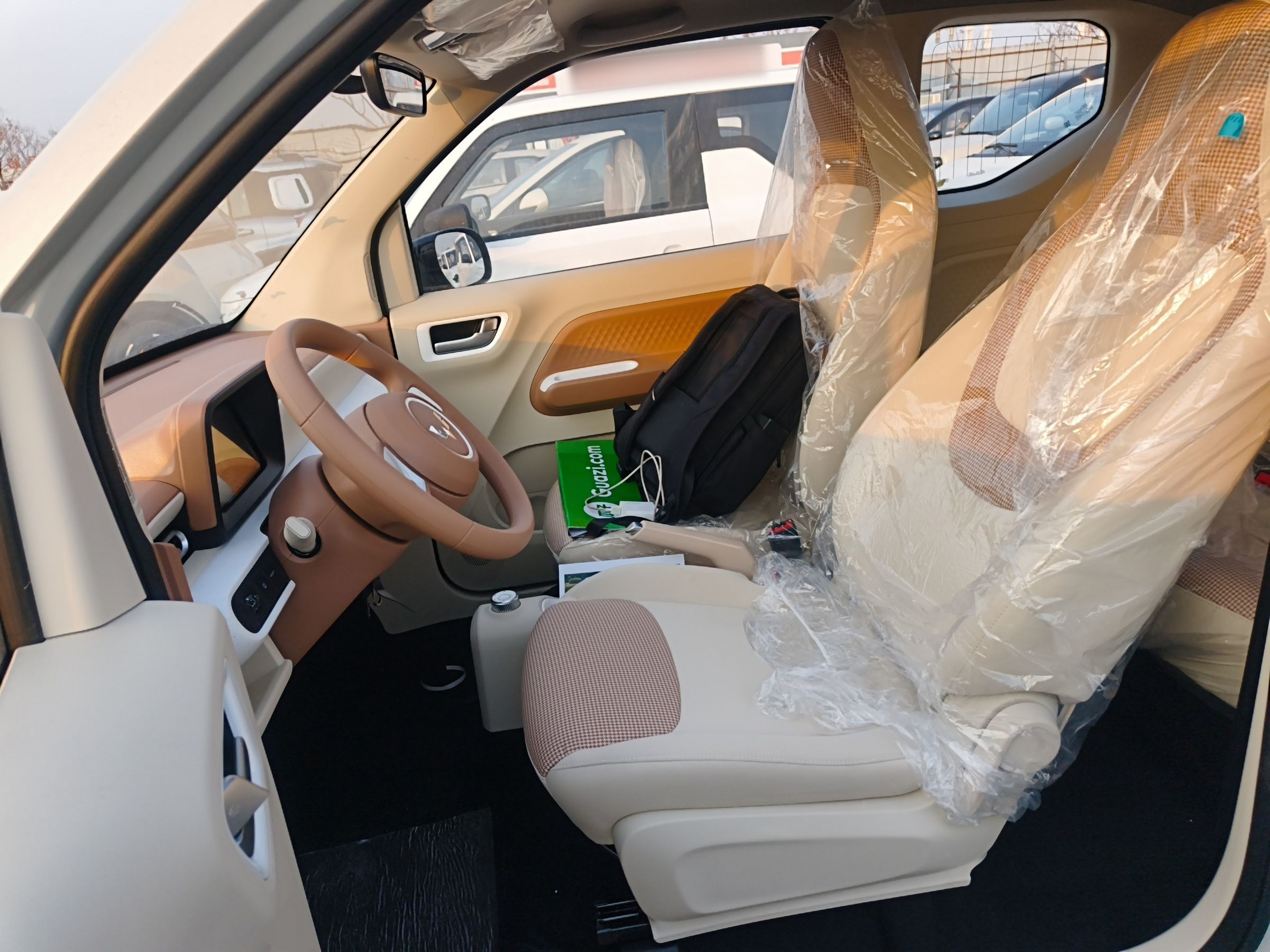 المقاعد الأمامية داخل السيارة