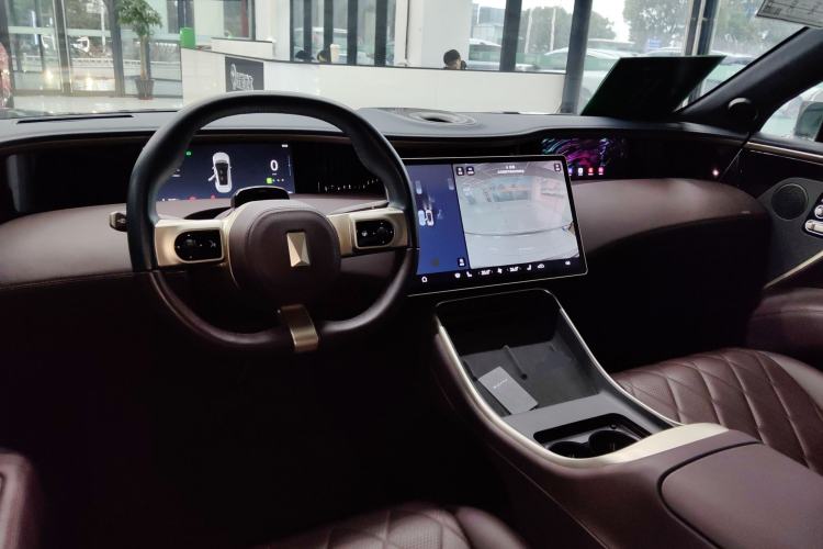 Used  11 2024 730 Luxury Edition with Three Lasers and Rear-Wheel Drive
