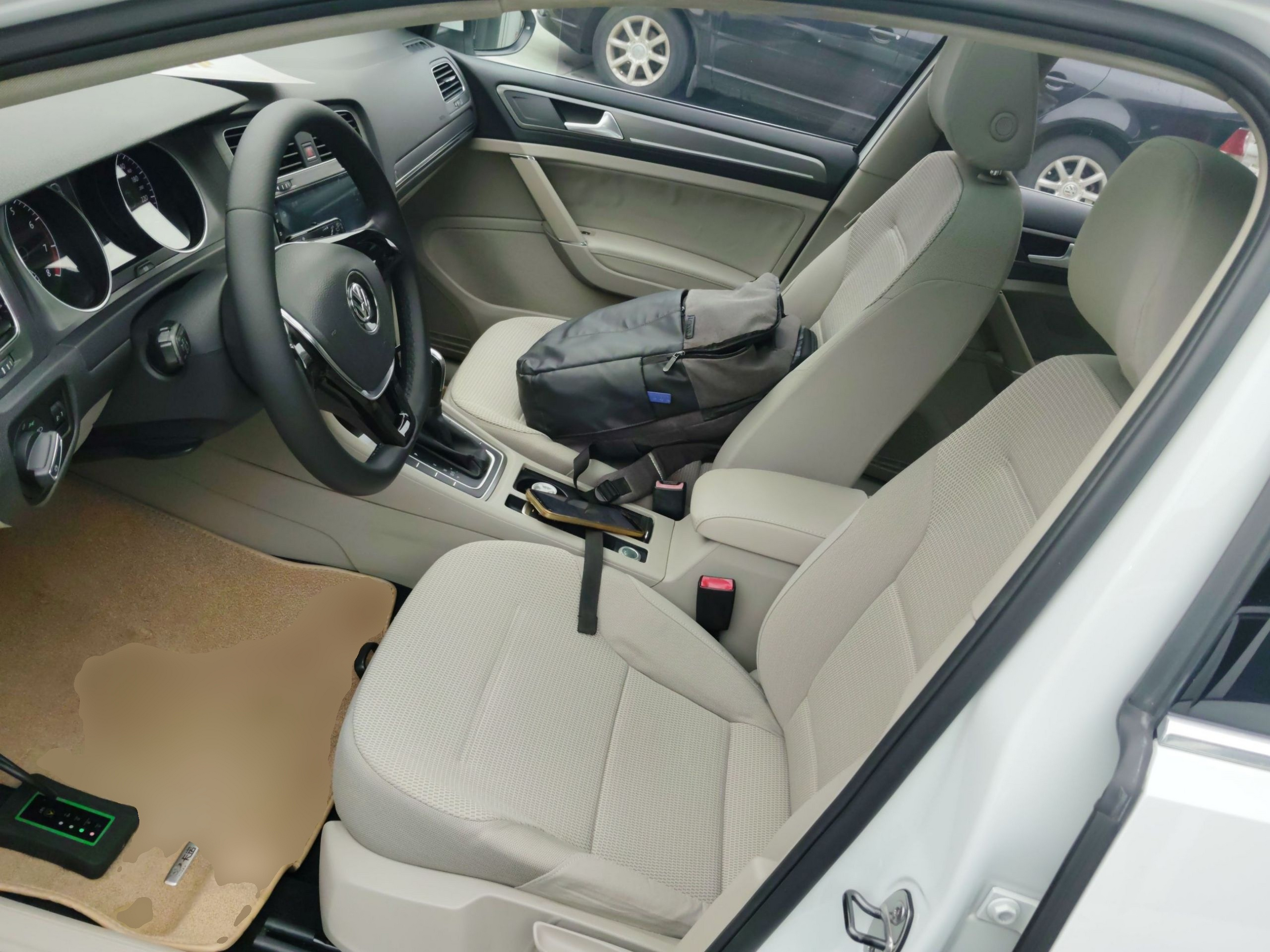 المقاعد الأمامية داخل السيارة