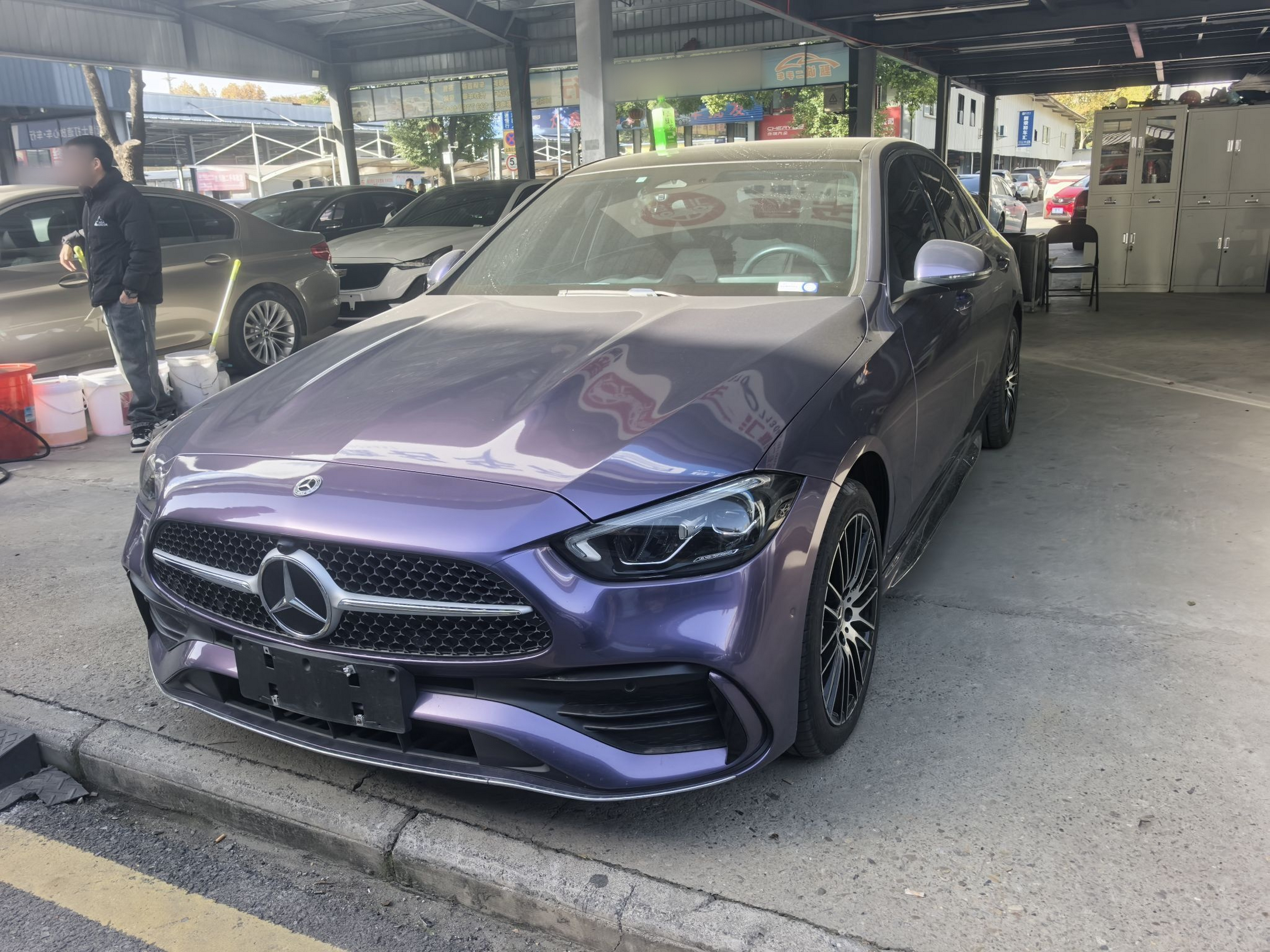 تحت مقدمة السيارة