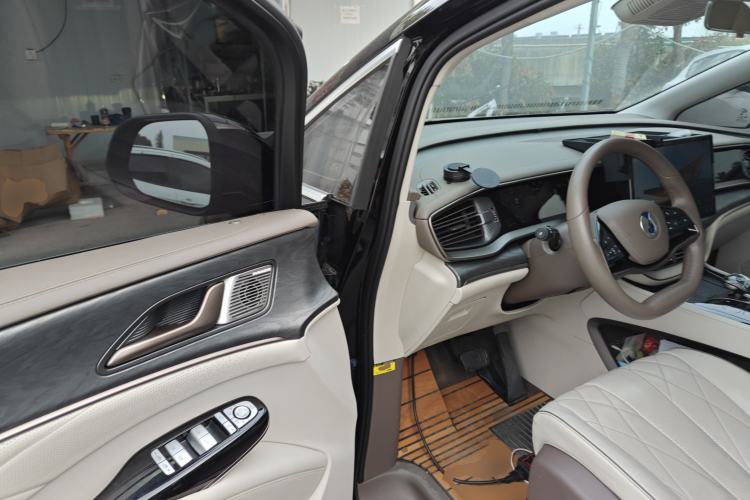 Used Denza D9 2022 DM-i 1040 Prestige Model
