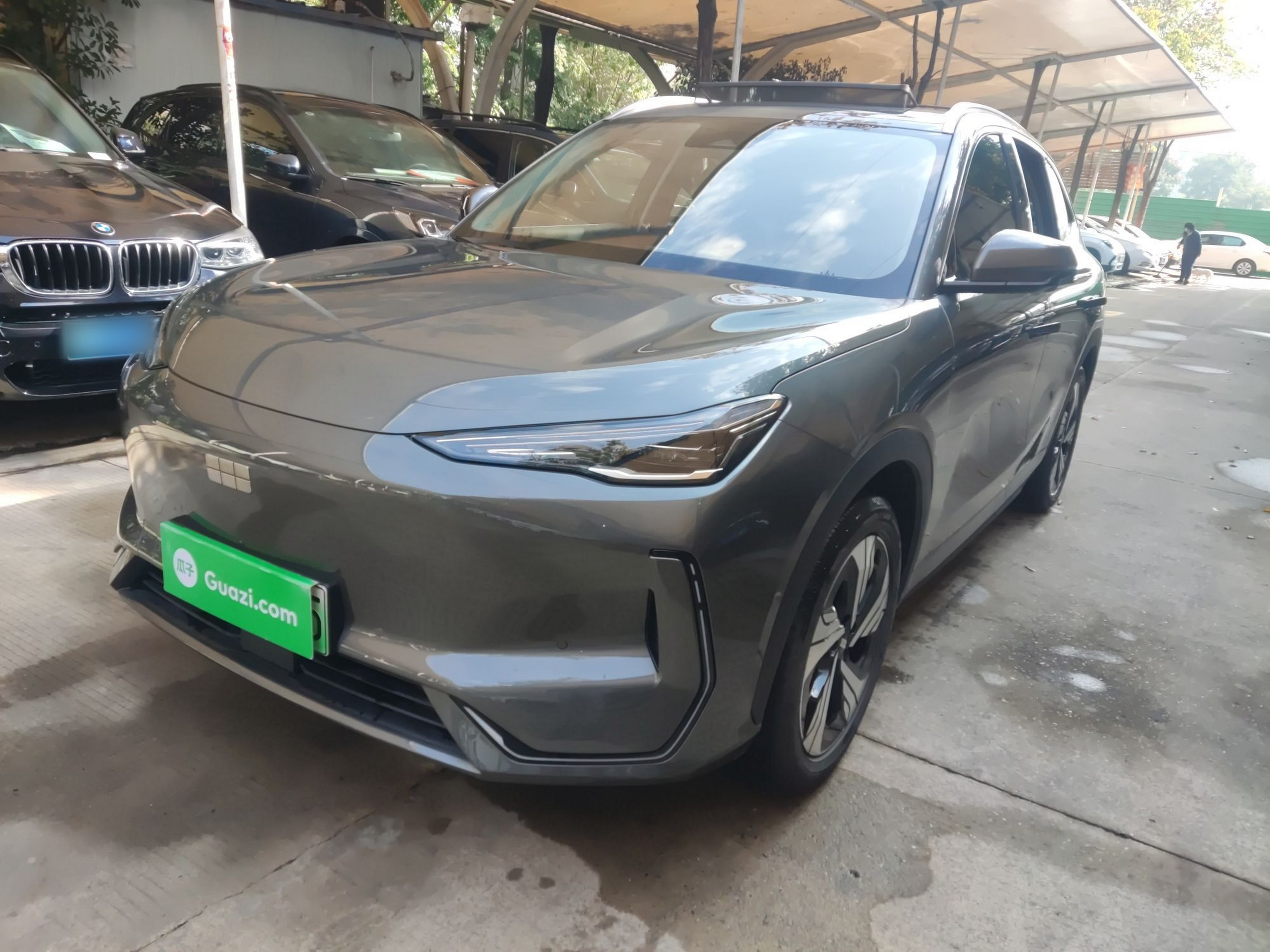 Под передней частью автомобиля