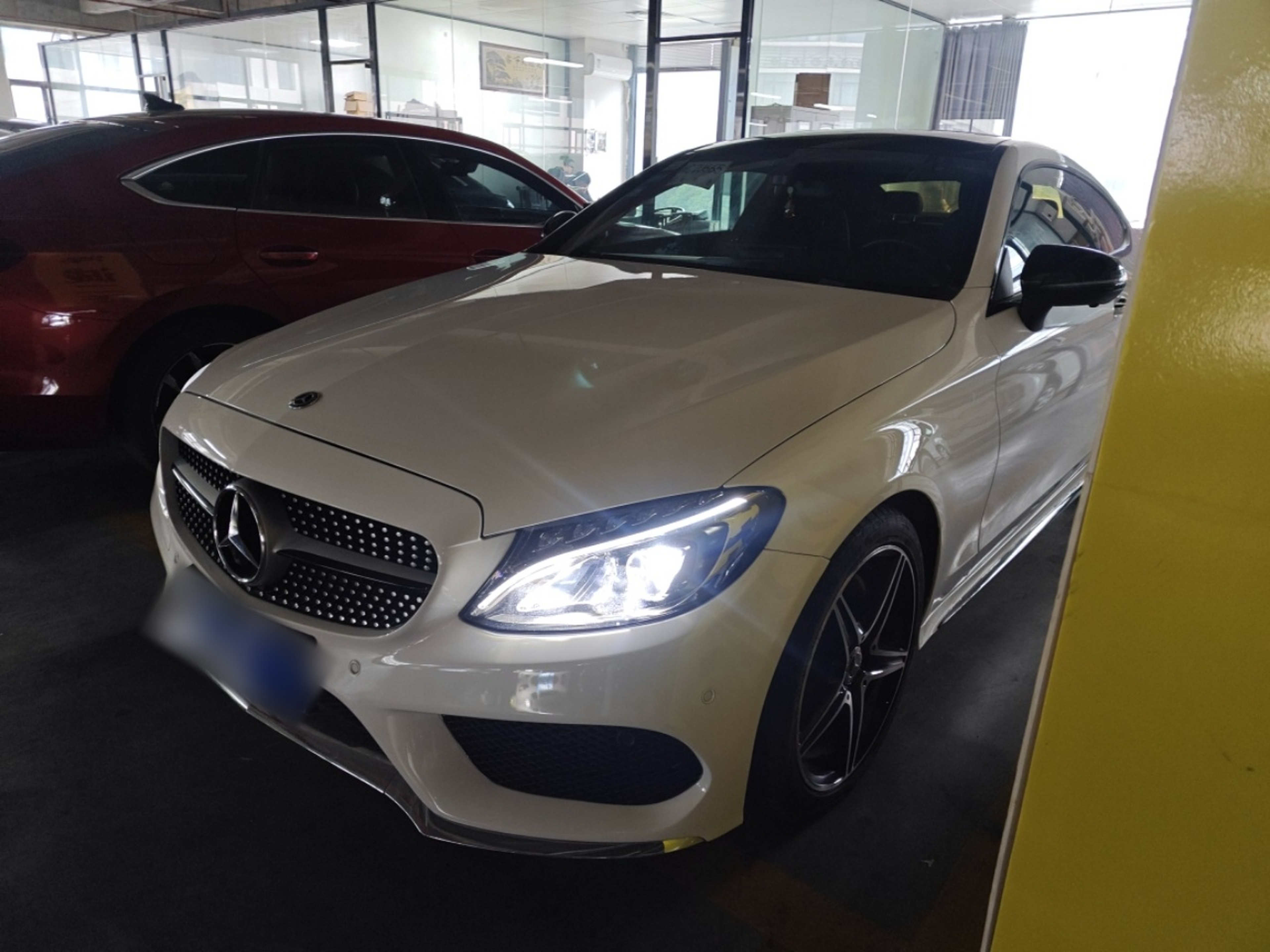 تحت مقدمة السيارة