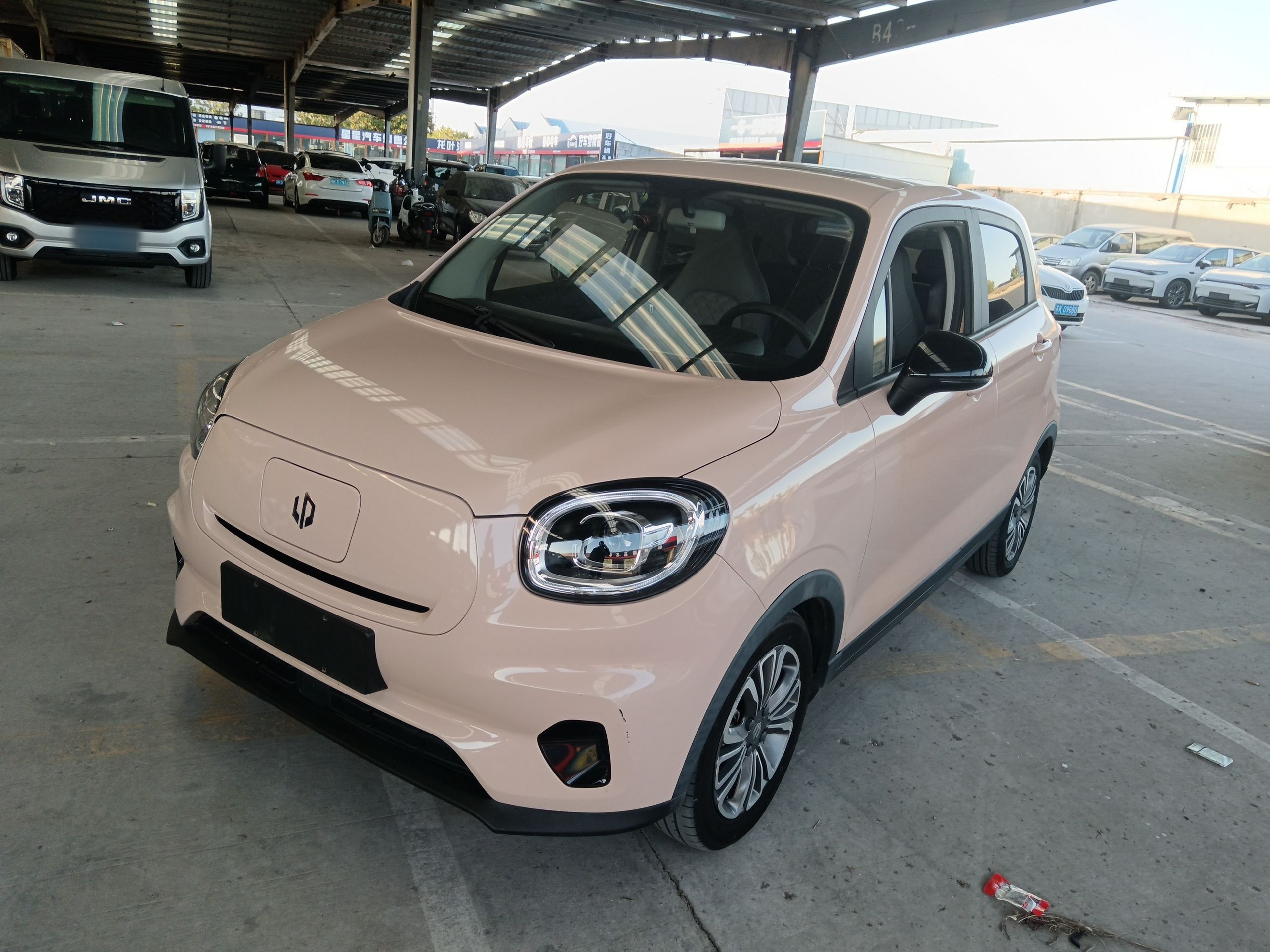 Под передней частью автомобиля