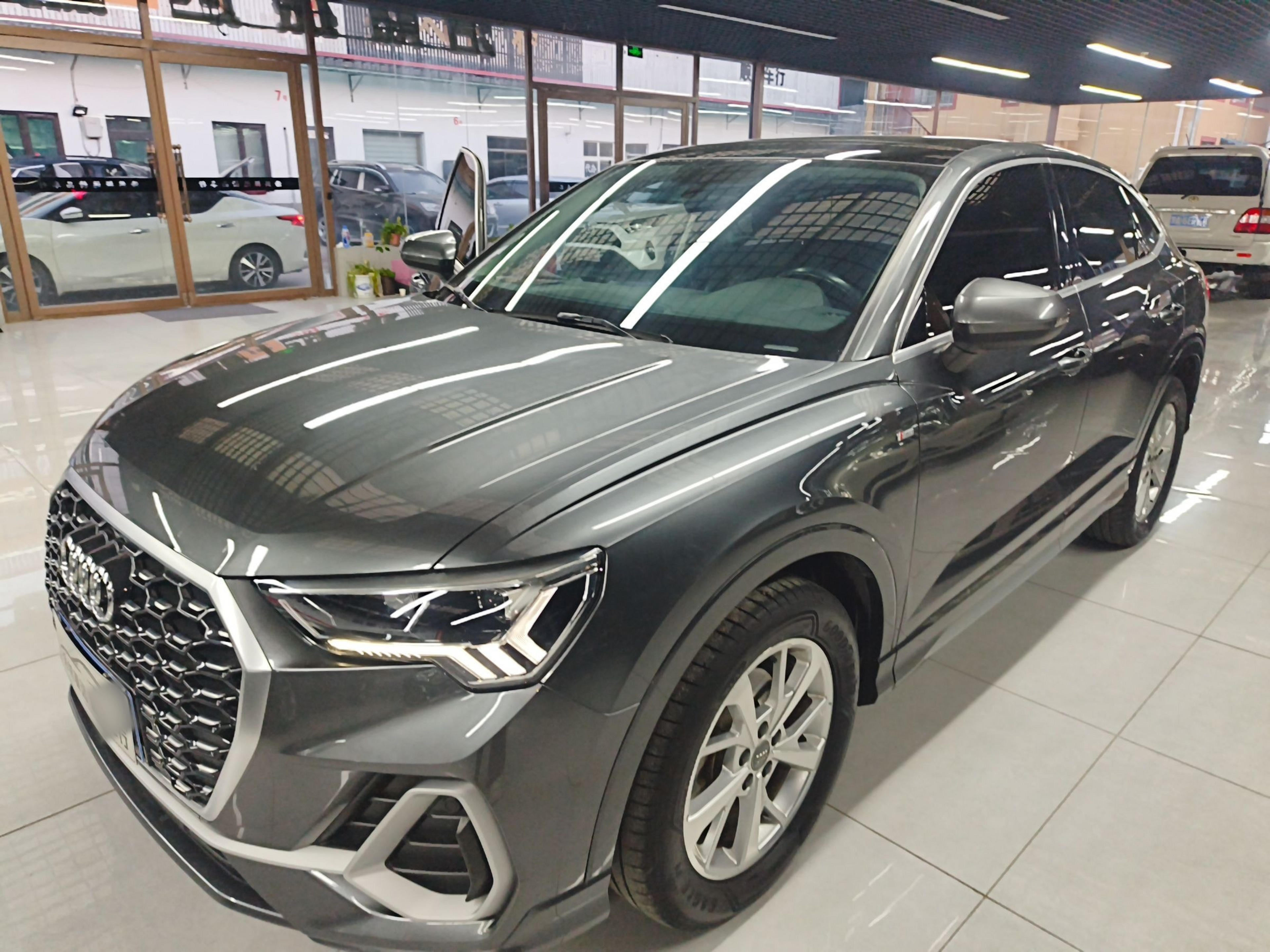 تحت مقدمة السيارة