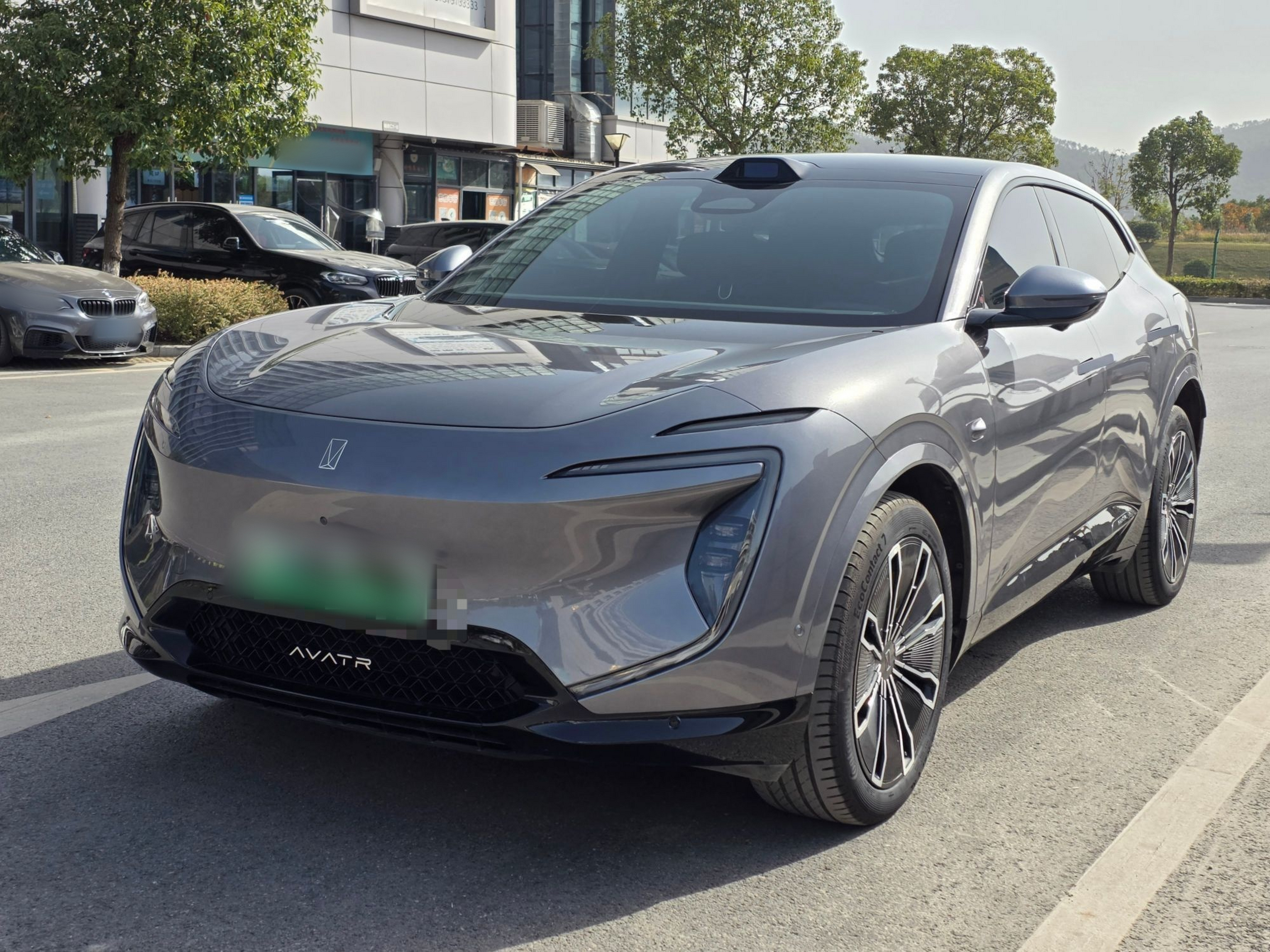 Под передней частью автомобиля