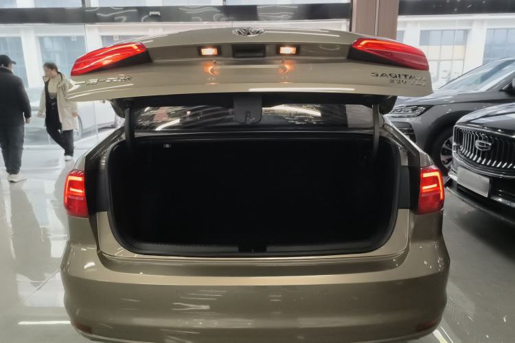 Used Volkswagen Sagitar 2015 230TSI Automatic Luxury Model
