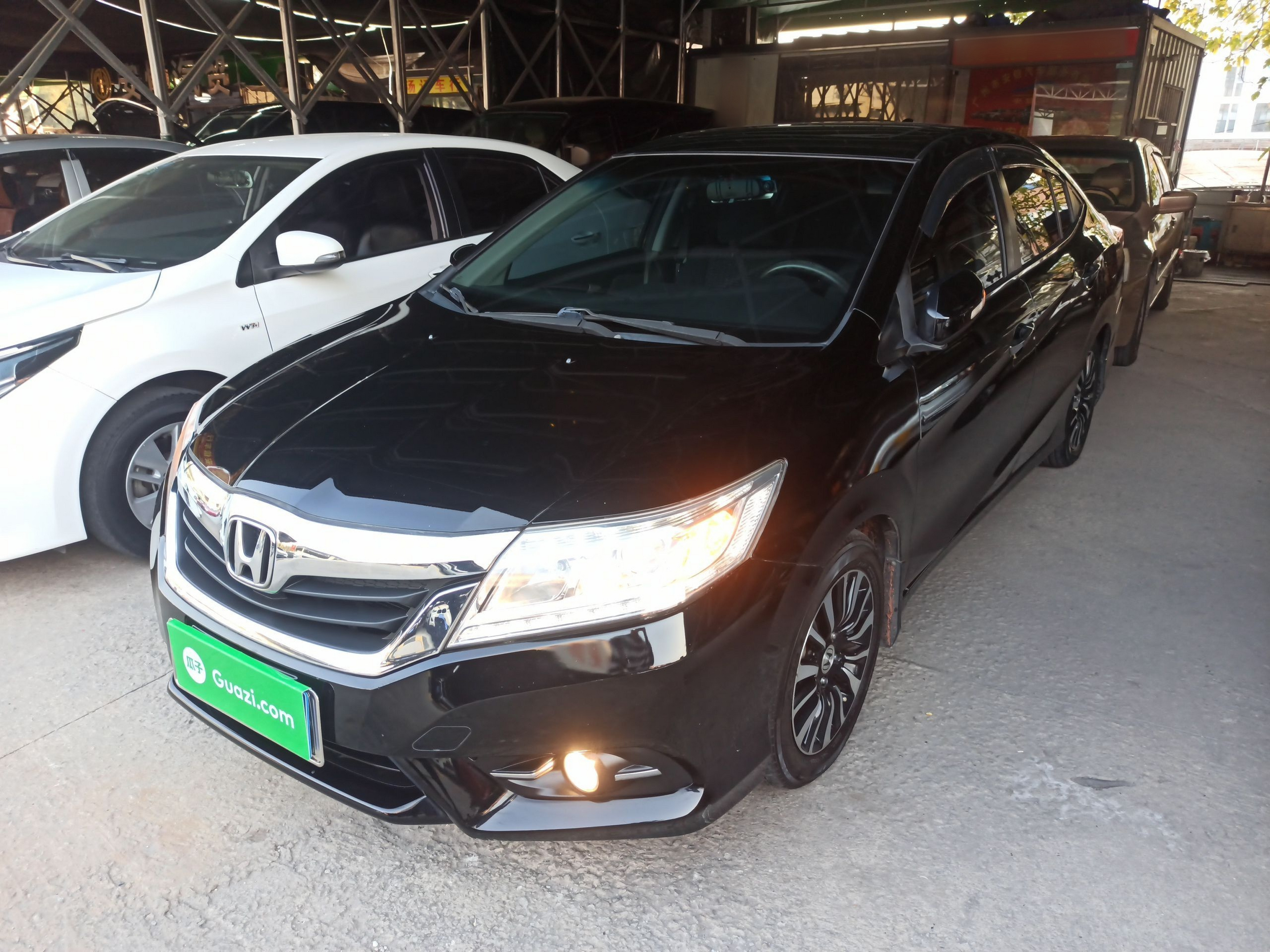 تحت مقدمة السيارة