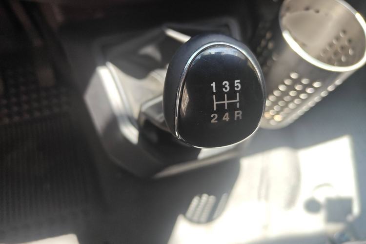 Used JMC Transit 2019 2.8T Commercial Version Long Wheelbase Mid-Roof 6-Seater Rear Single Tire China VI Emission Standard – JX493
