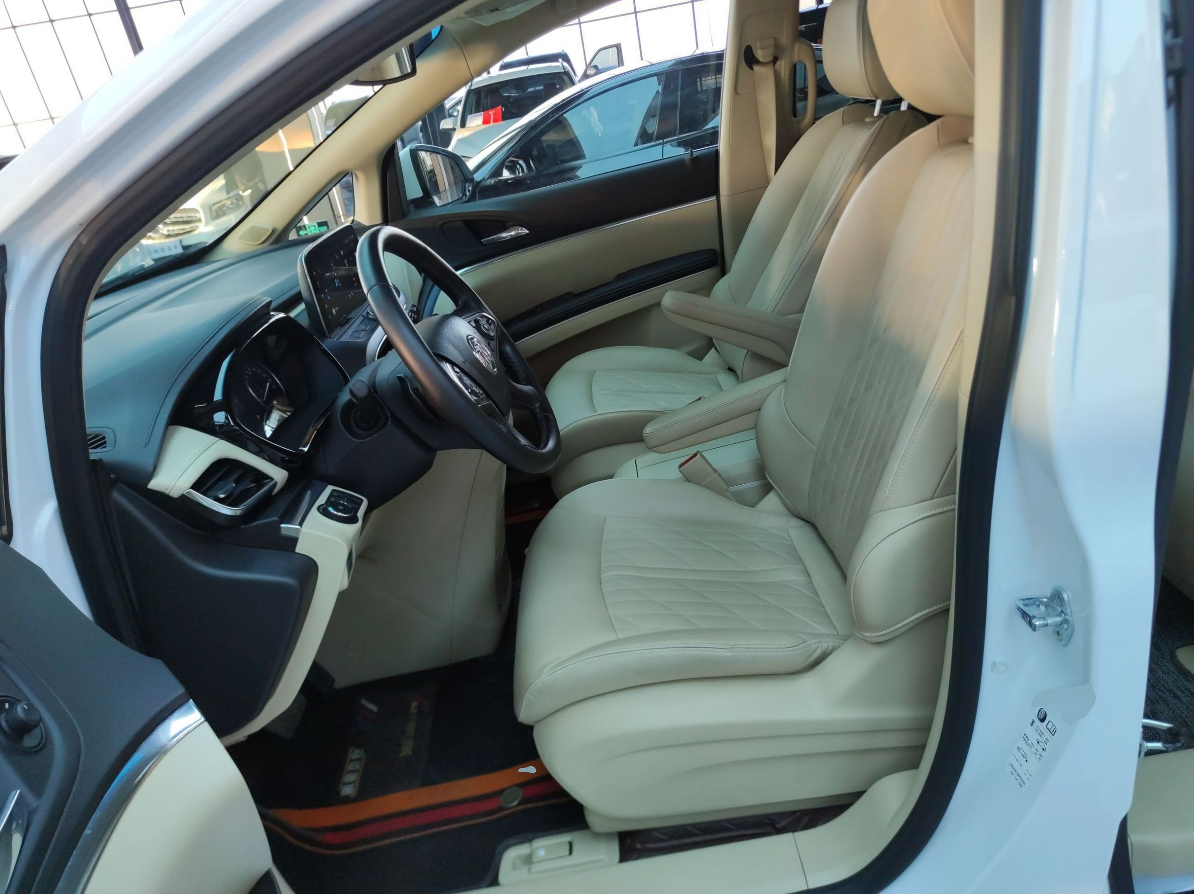 المقاعد الأمامية داخل السيارة