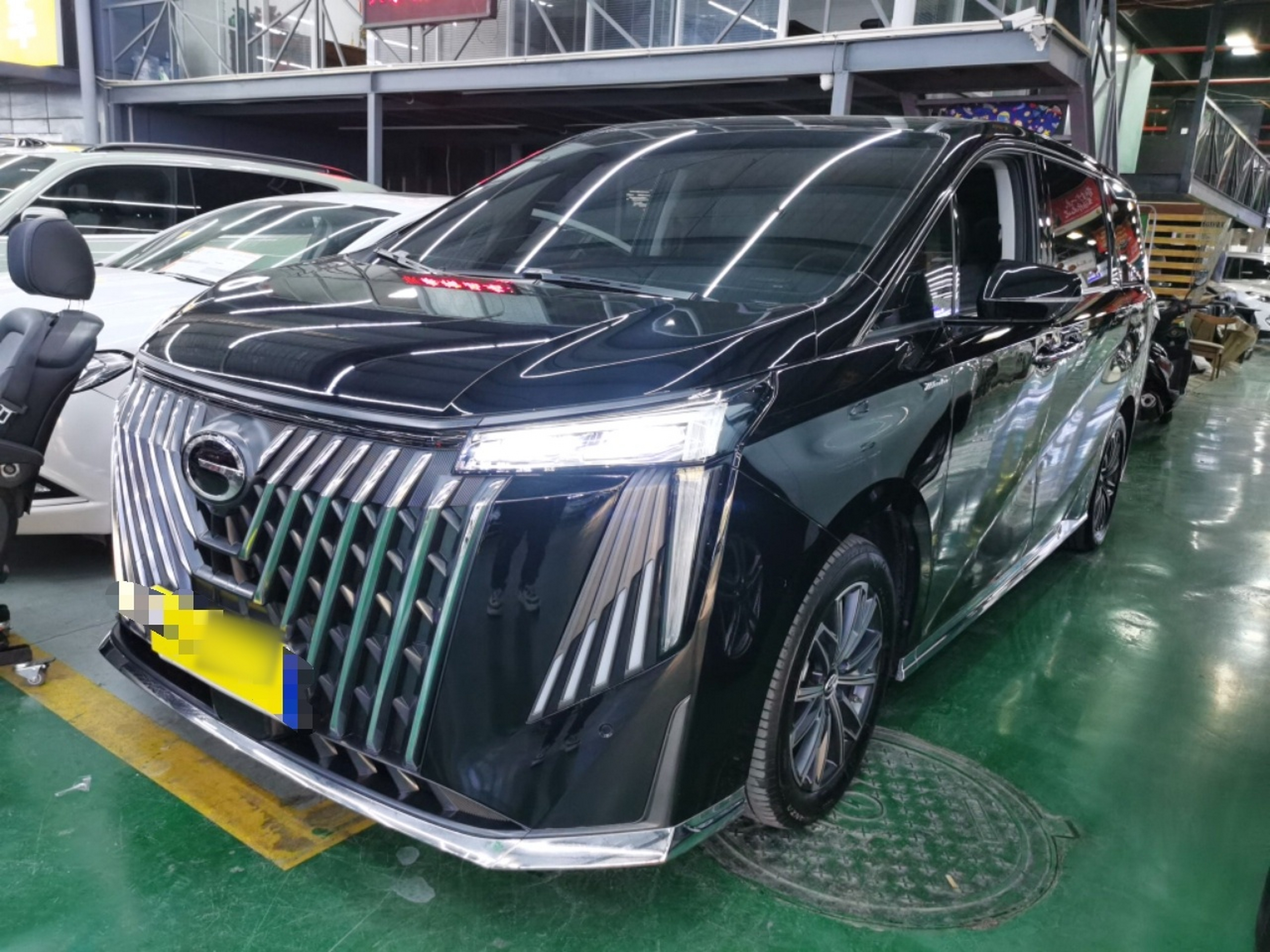 تحت مقدمة السيارة