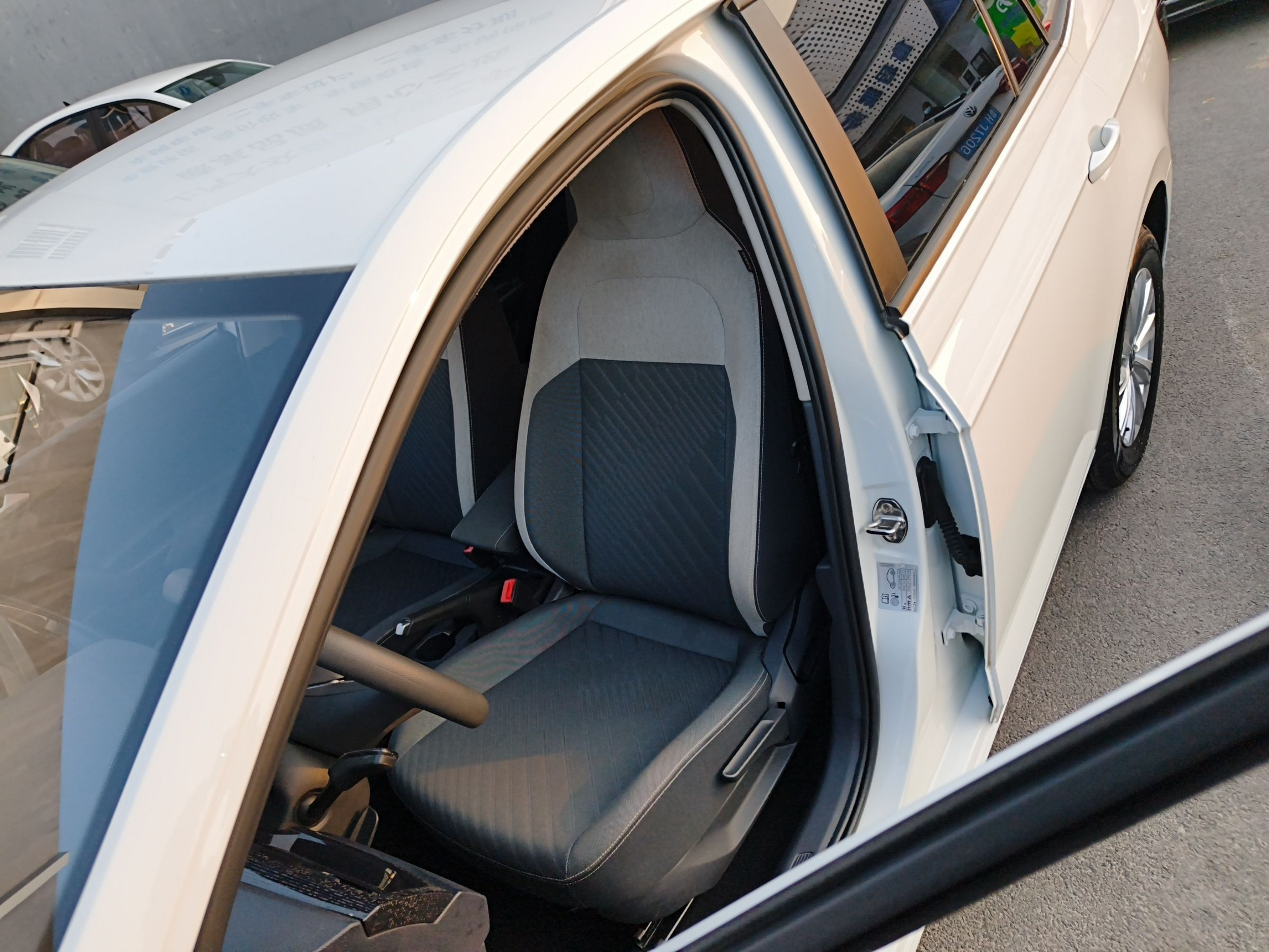 Переднее сиденье в автомобиле