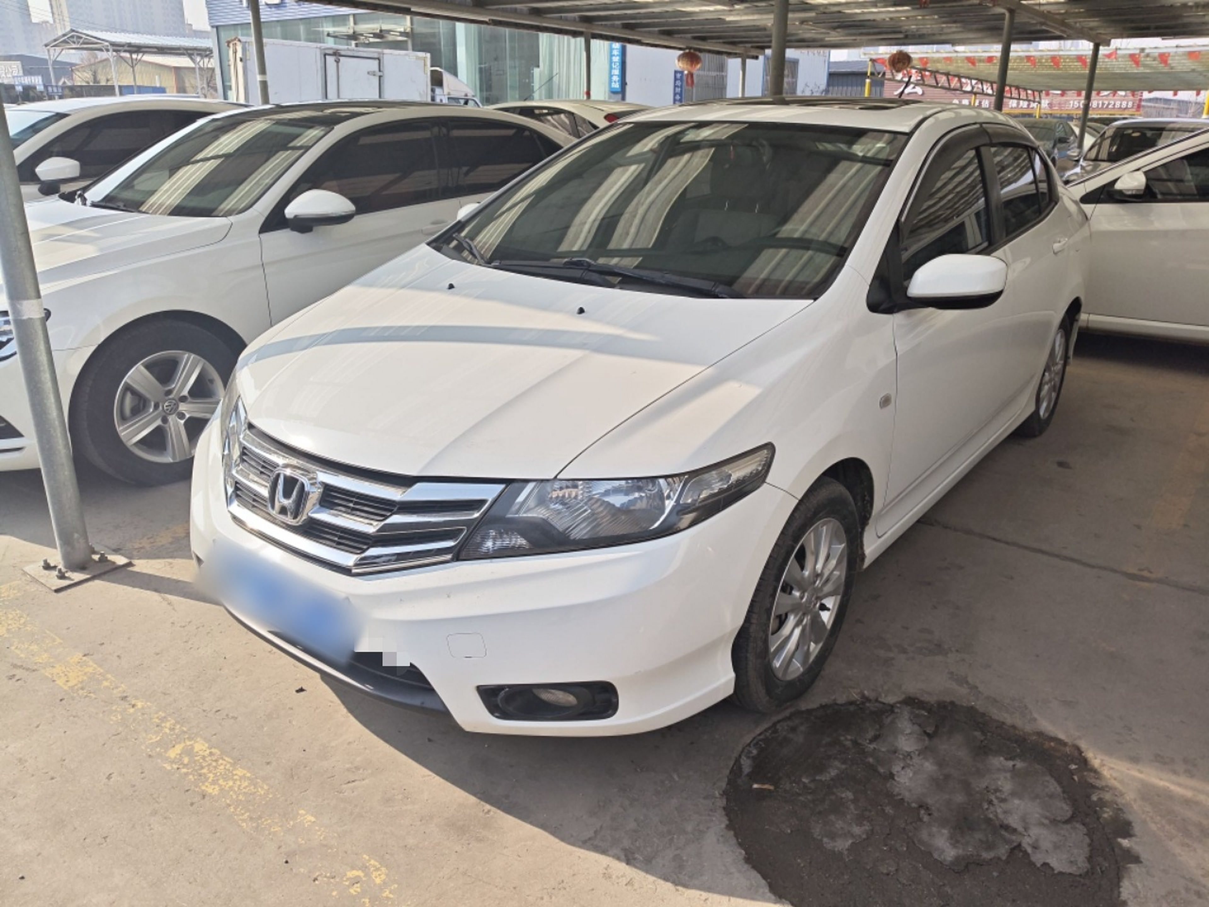 تحت مقدمة السيارة