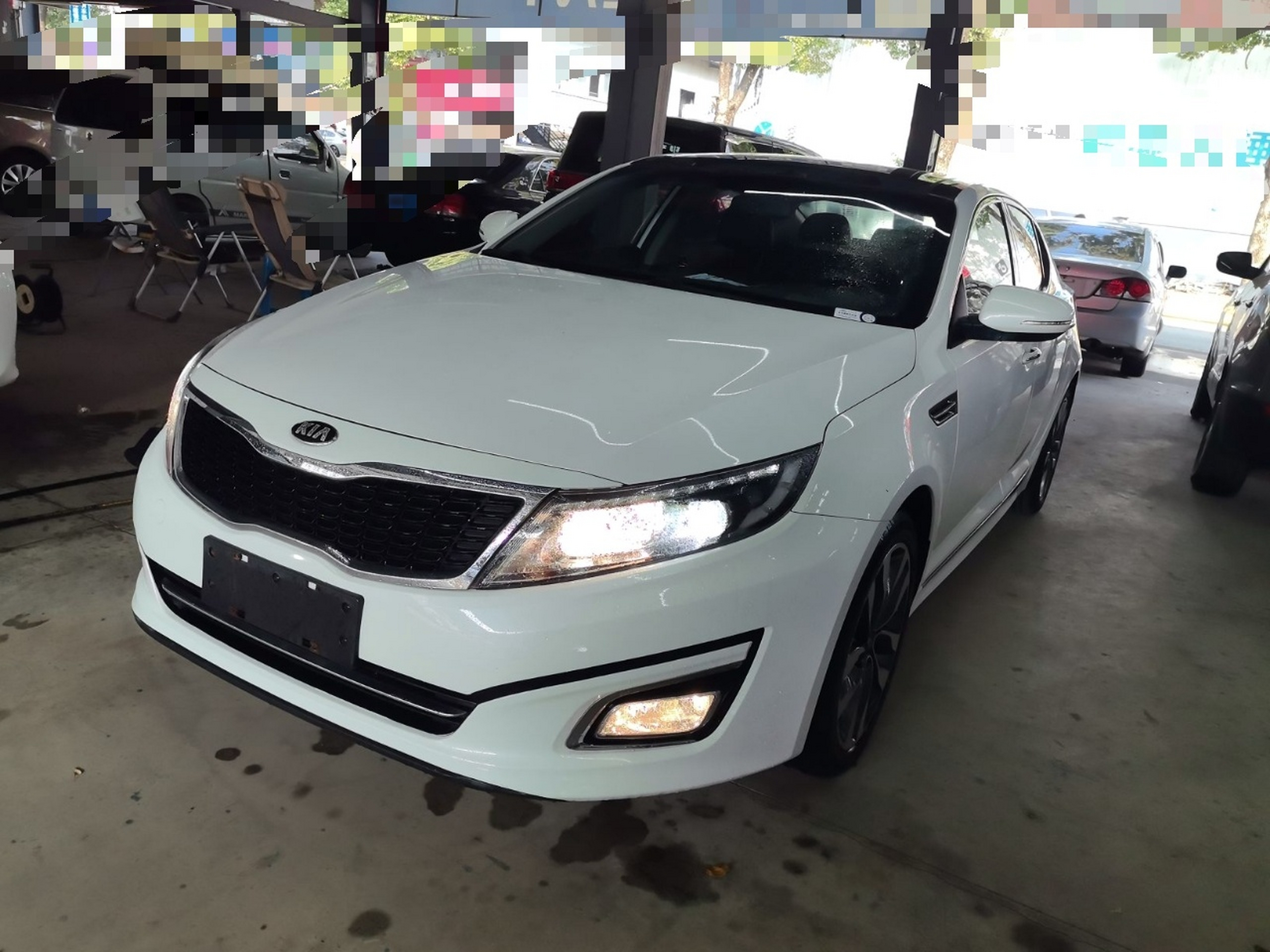 تحت مقدمة السيارة