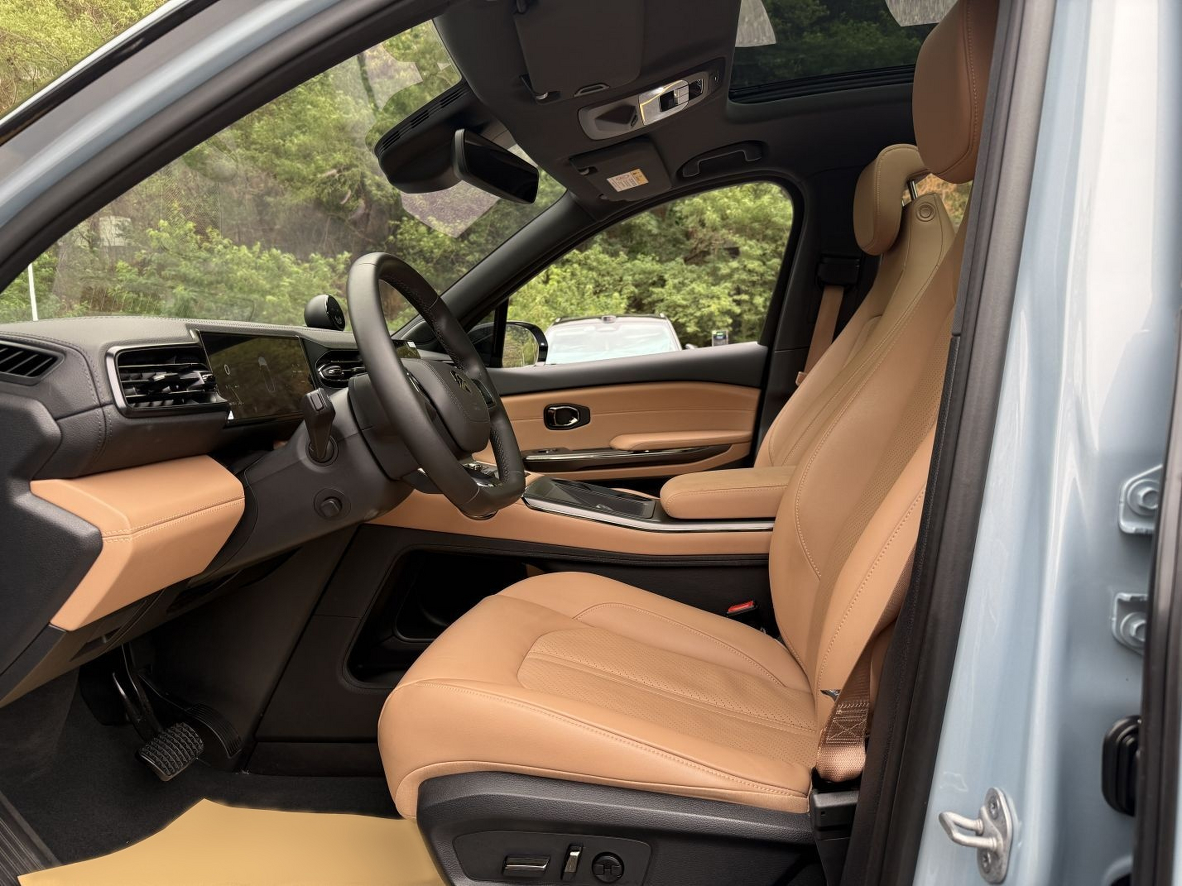 Переднее сиденье в автомобиле