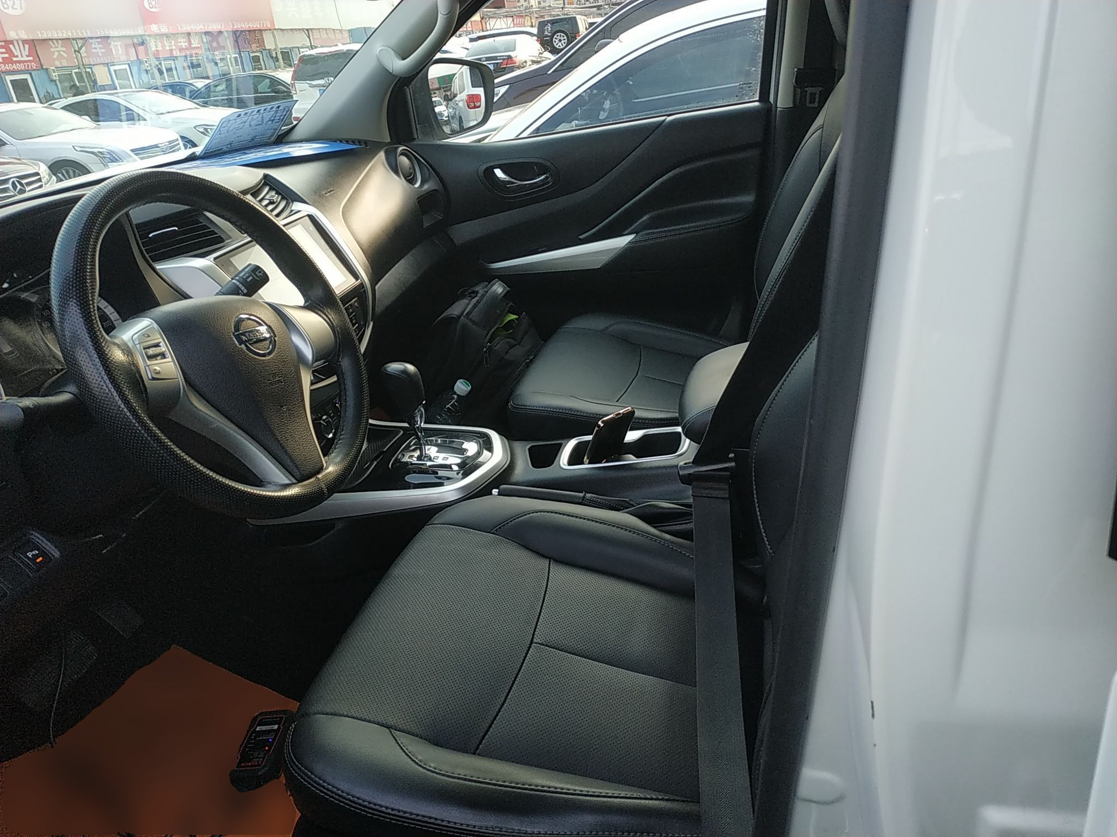 المقاعد الأمامية داخل السيارة