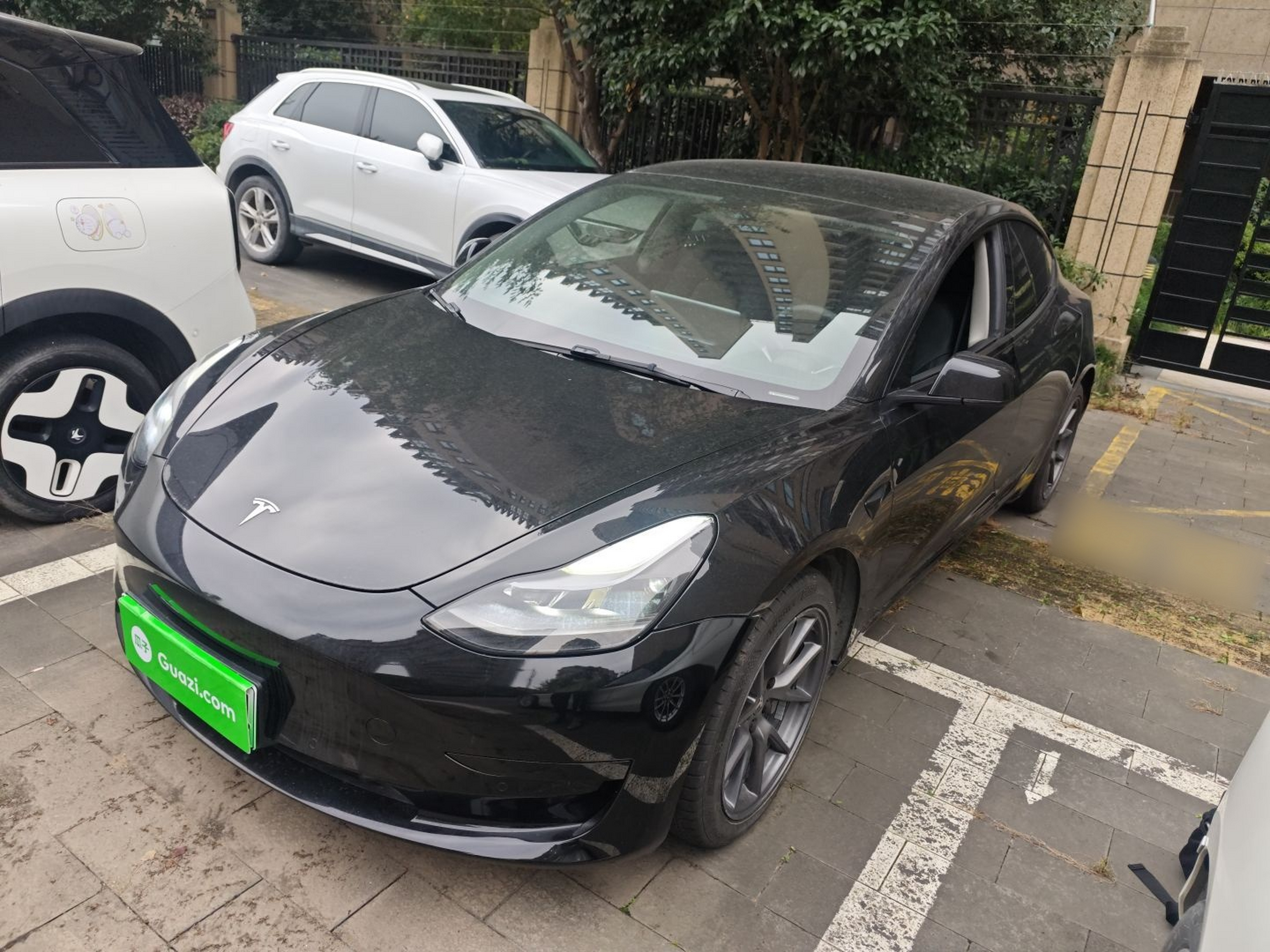 Под передней частью автомобиля