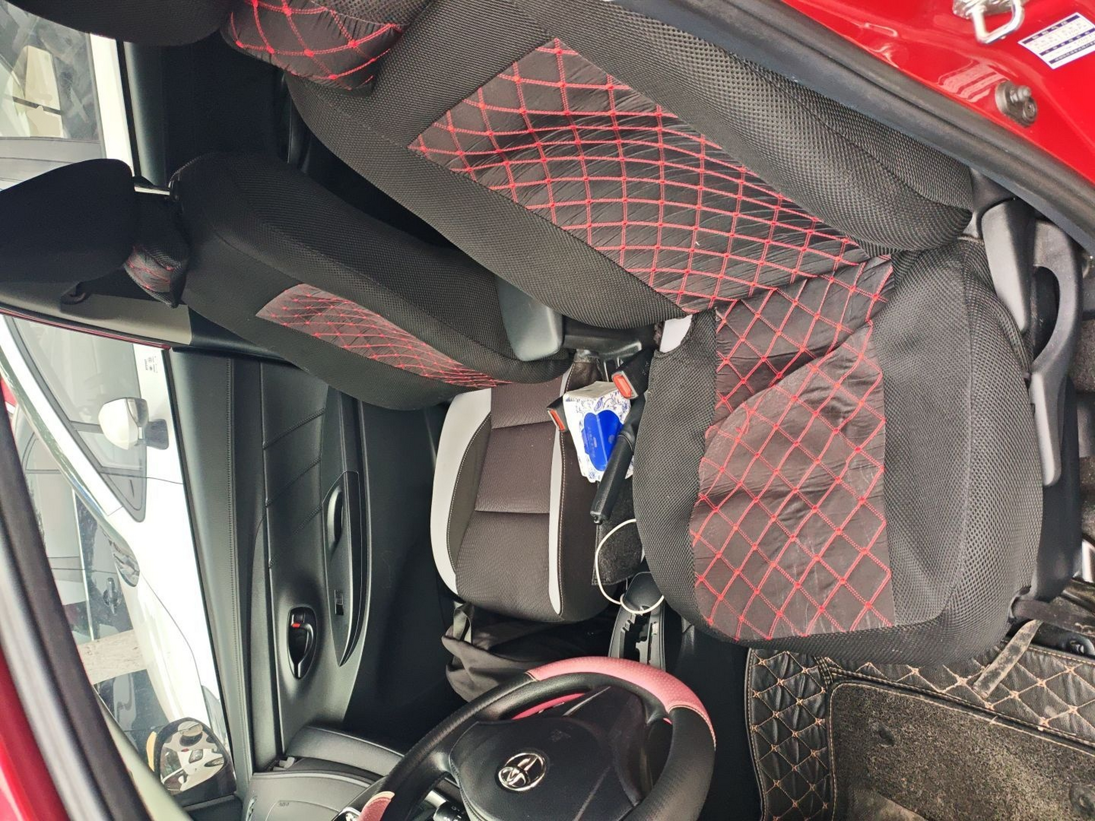 المقاعد الأمامية داخل السيارة