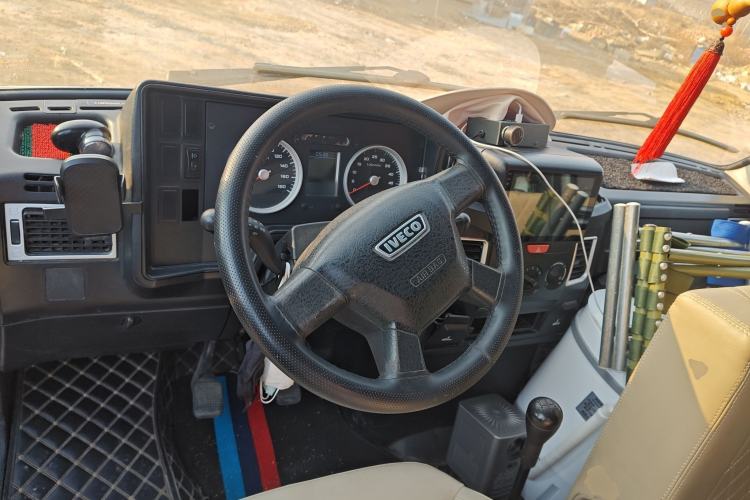 Used Iveco Daily 2020 2.5T A35 Passenger Van Single-Tire Mid-Roof Design 5-9 Seats with Sliding Side Door Meeting China V Emission Standards
