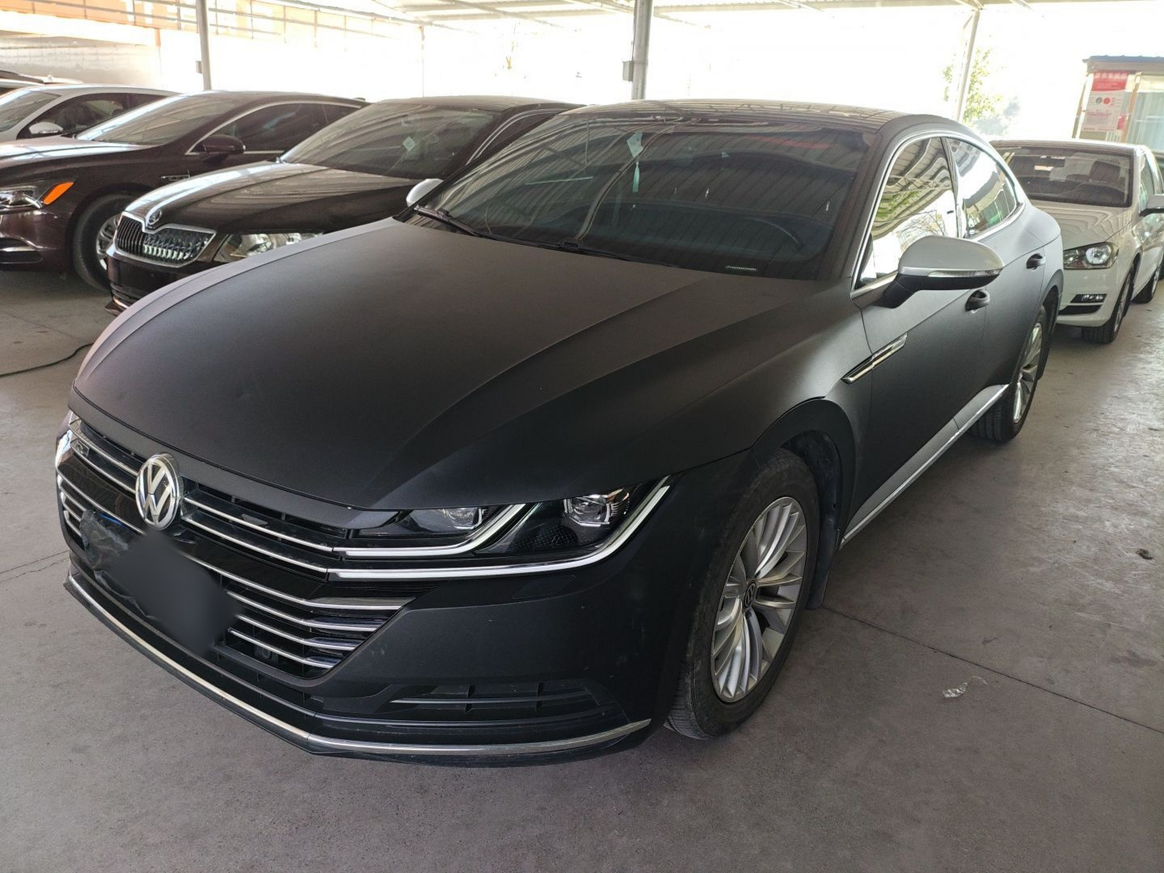 تحت مقدمة السيارة