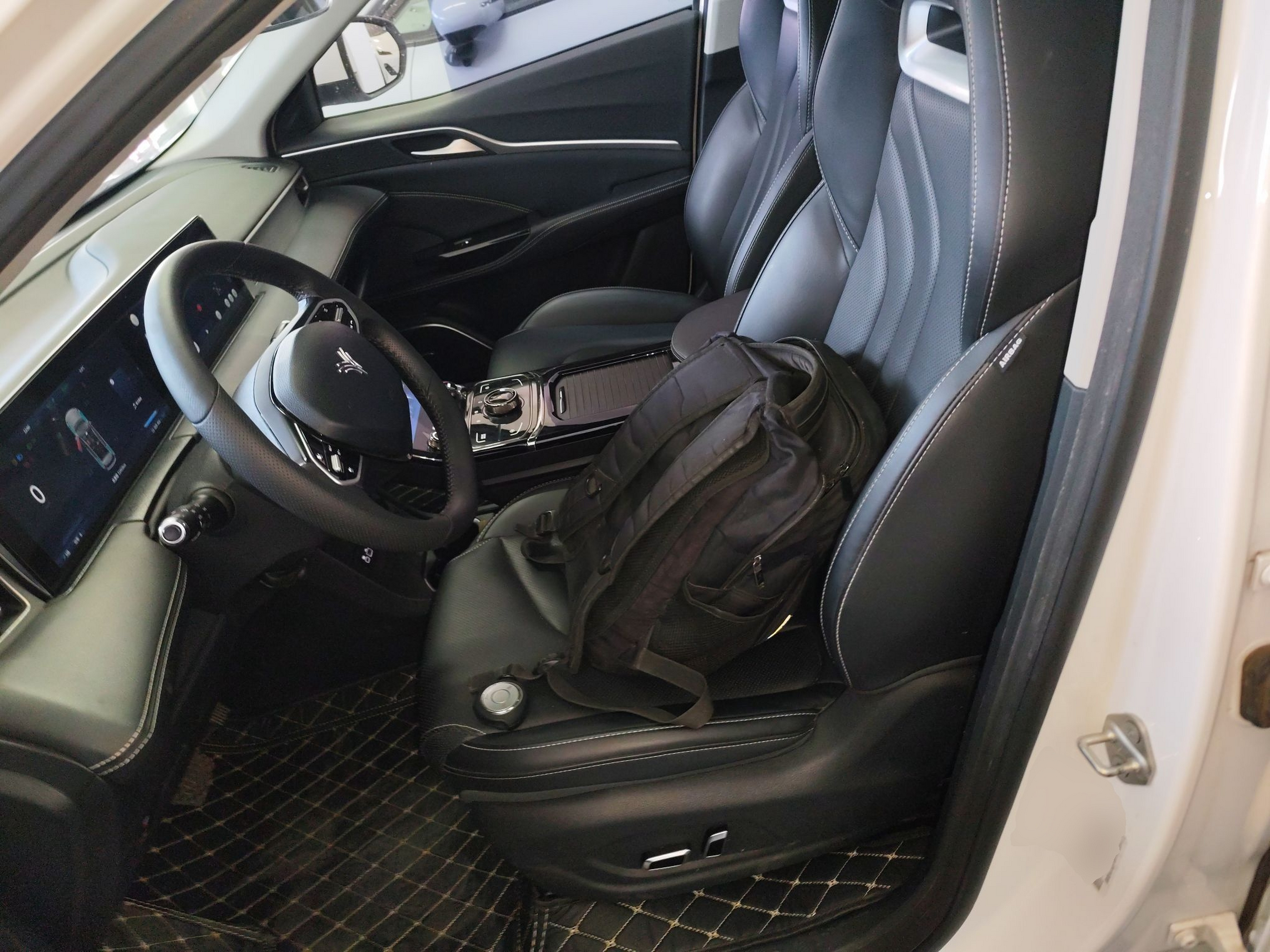 Переднее сиденье в автомобиле