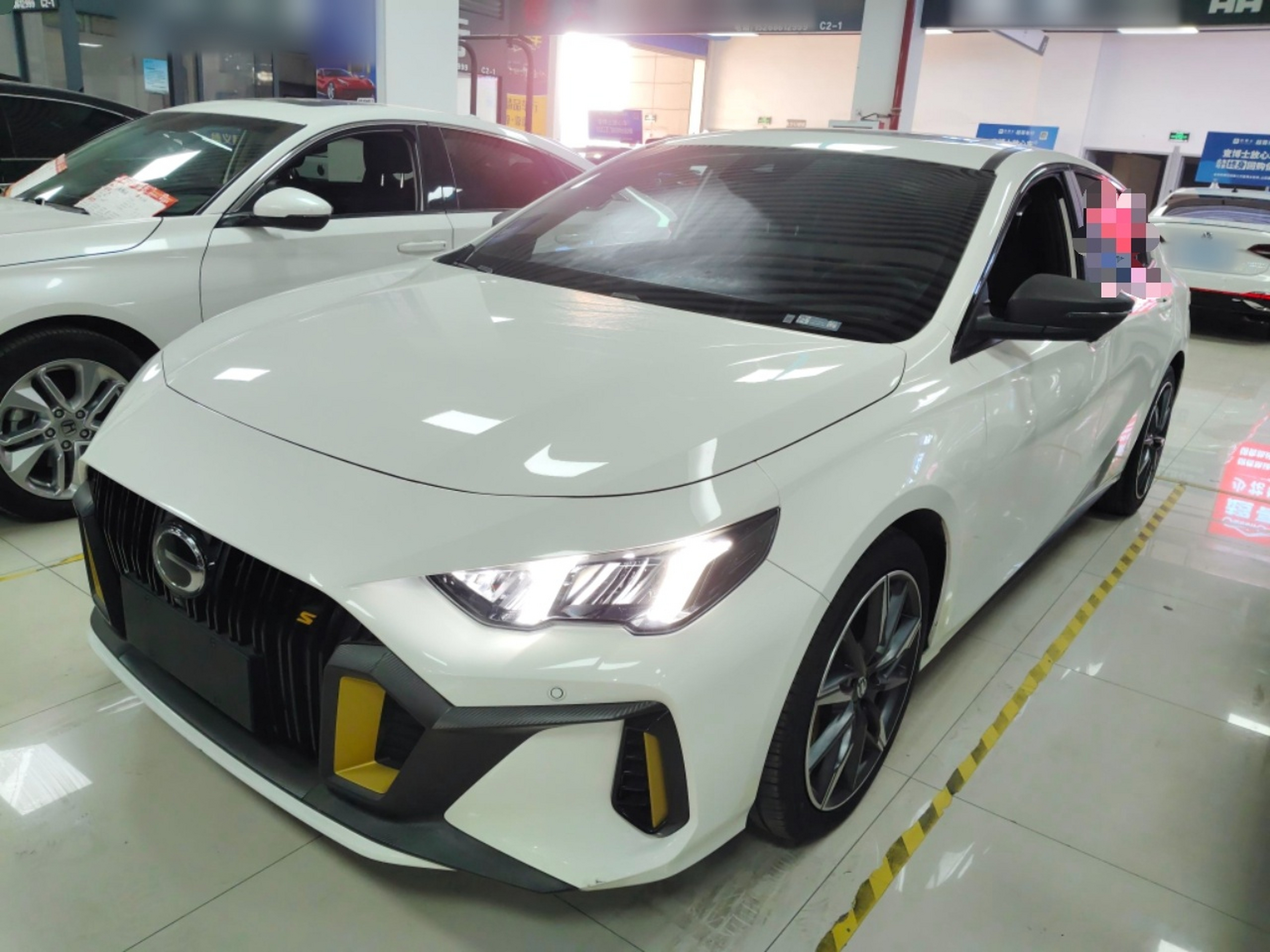 Под передней частью автомобиля