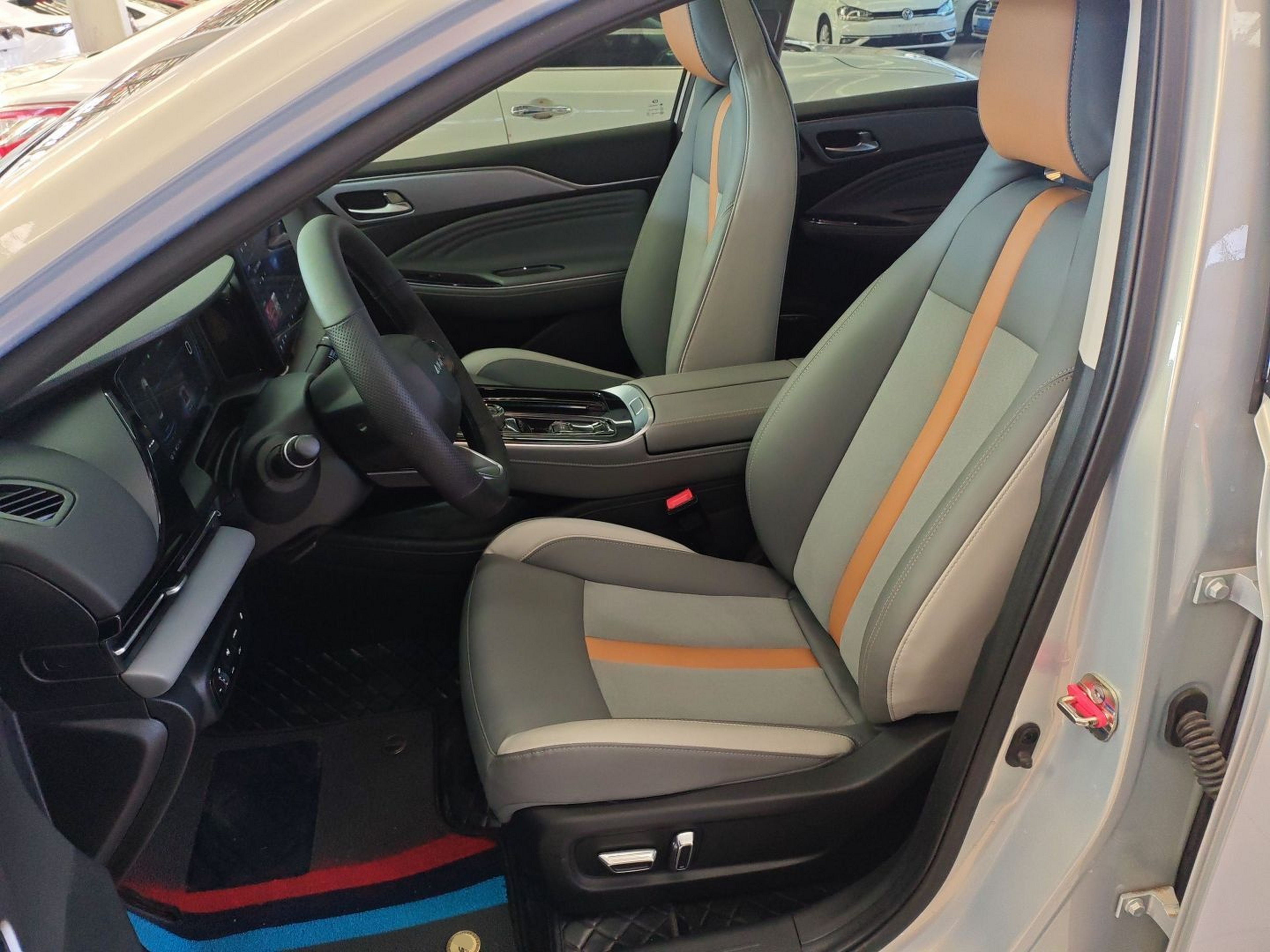 Переднее сиденье в автомобиле