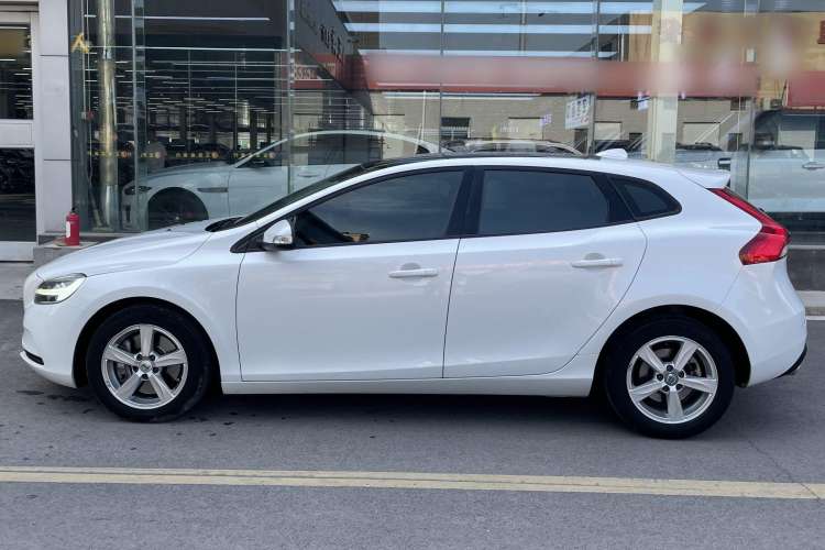 Used Volvo V40 2017 T3 Smart Edition
