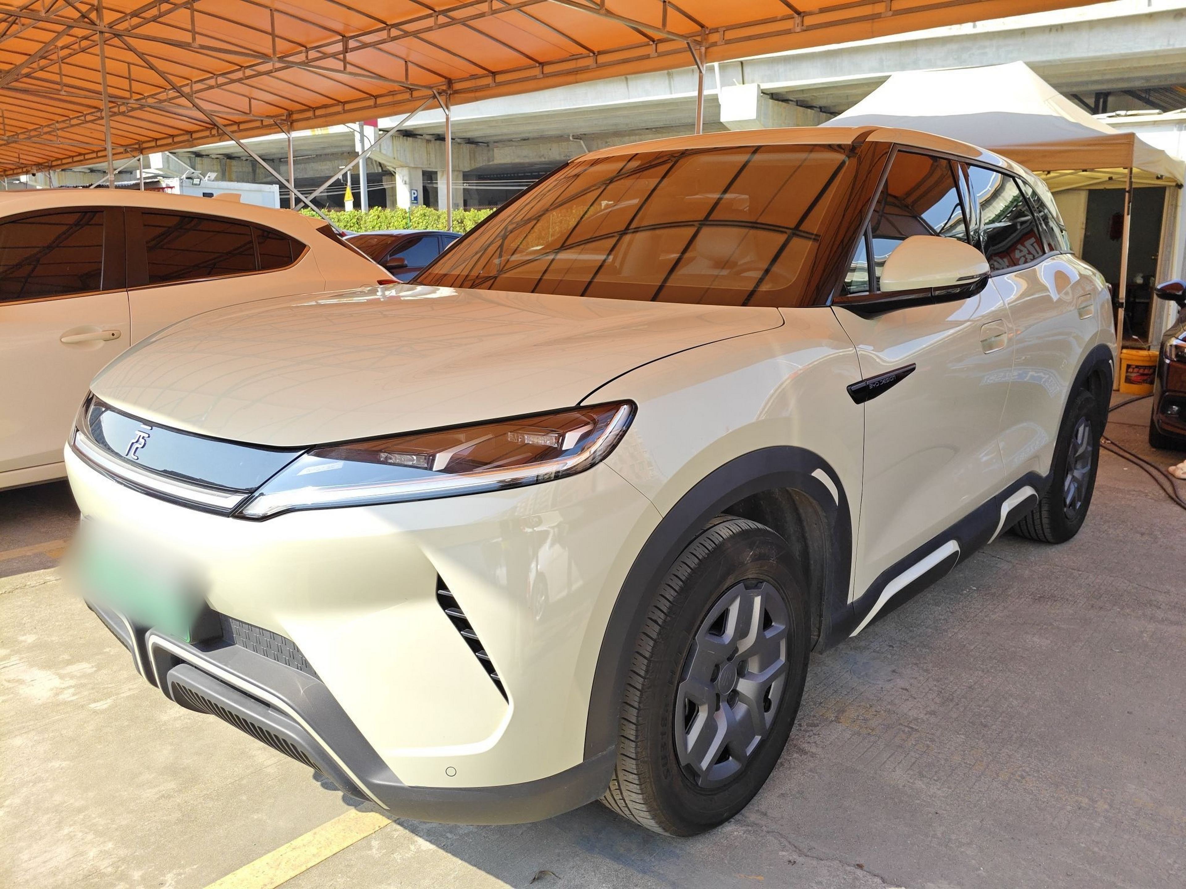 تحت مقدمة السيارة