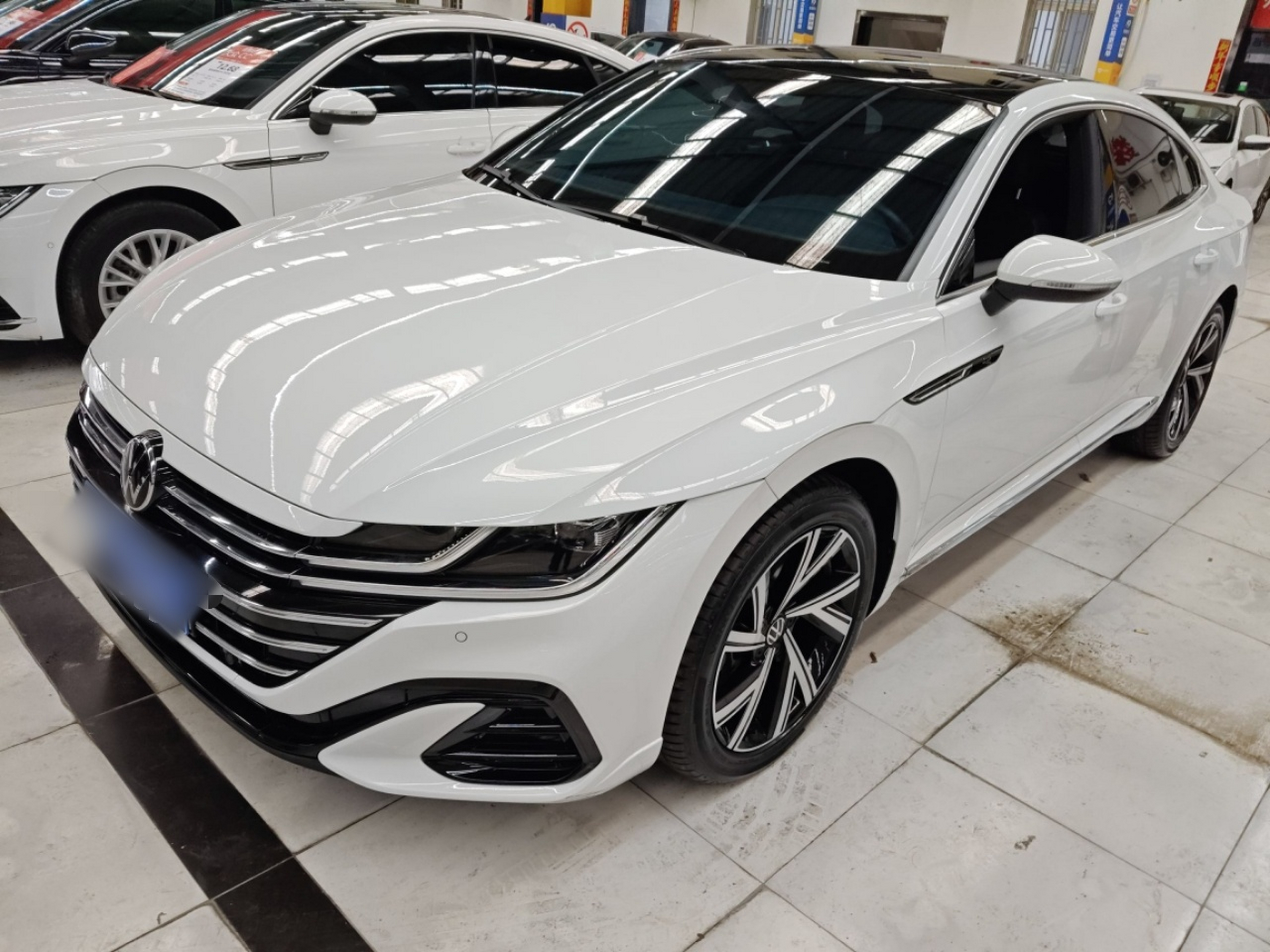 تحت مقدمة السيارة