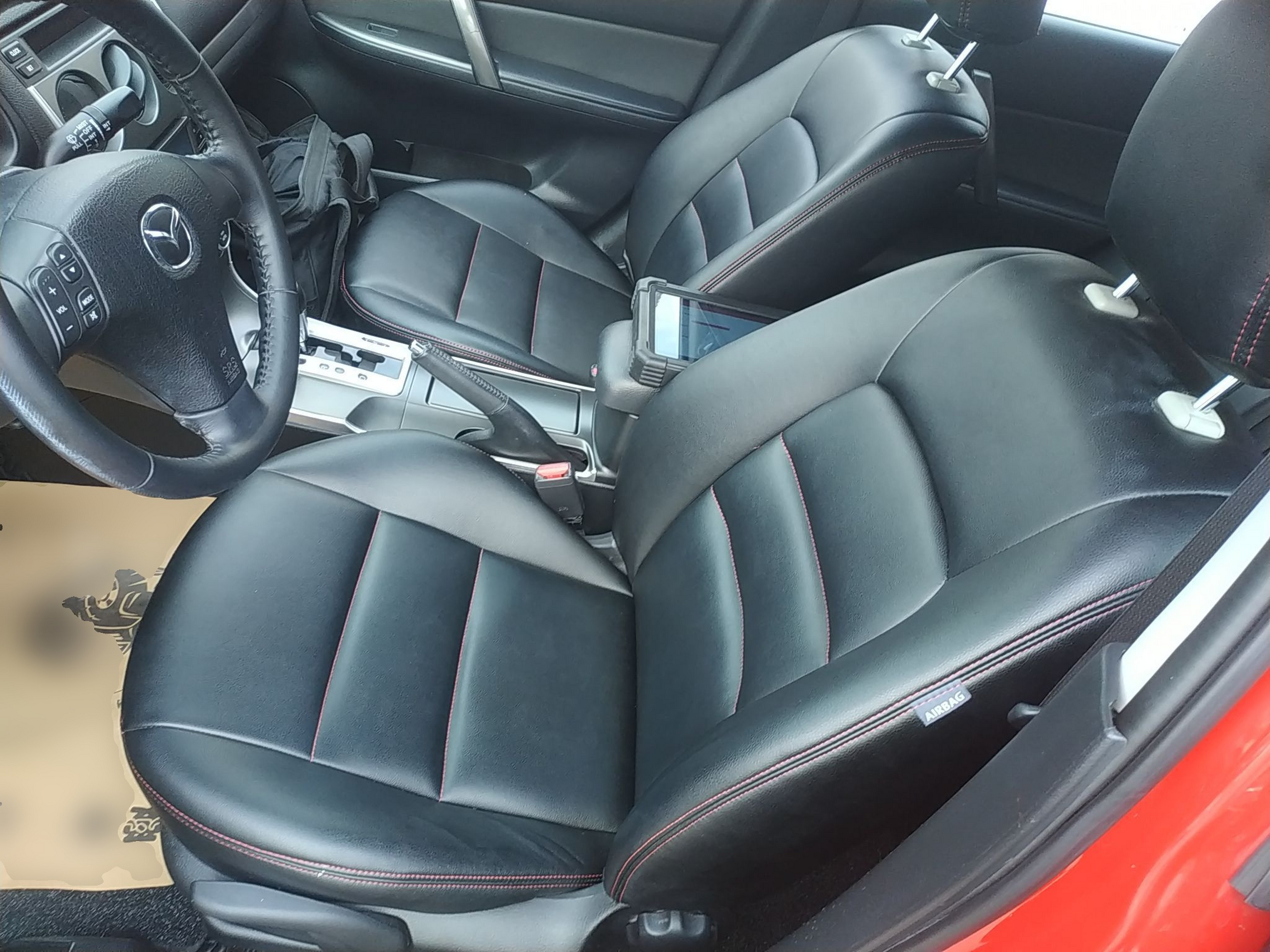 Переднее сиденье в автомобиле