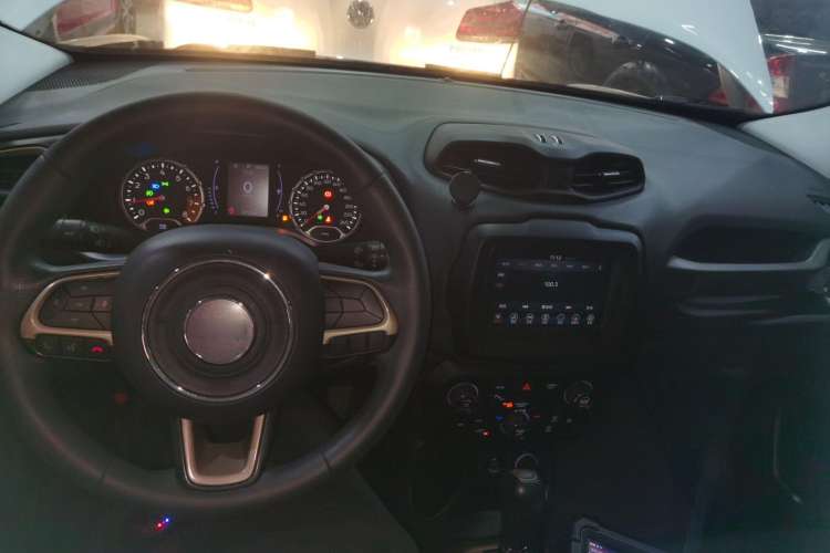 Used  Renegade 2018 Connected Large Screen Version 180T Automatic Kinetic Edition+
