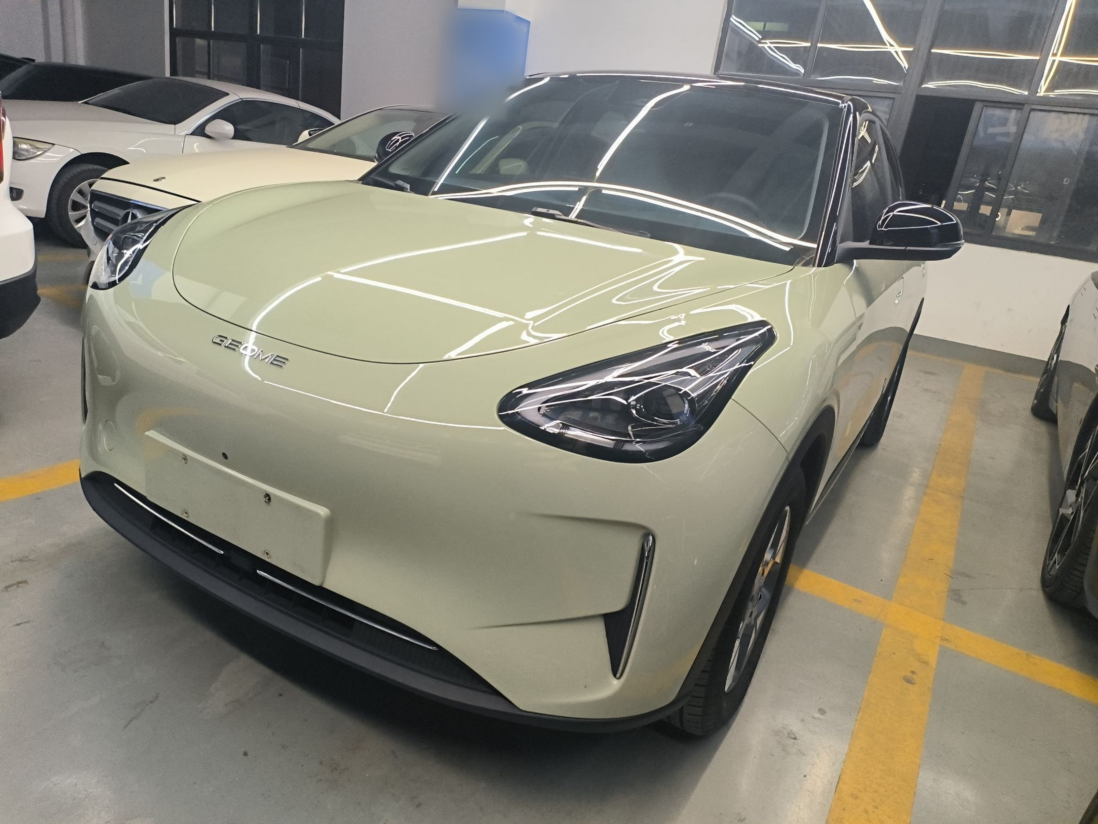 Под передней частью автомобиля