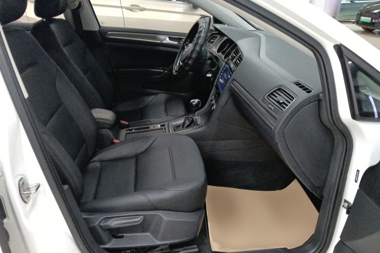 Used Volkswagen Golf 2016 230TSI Automatic Comfort Version
