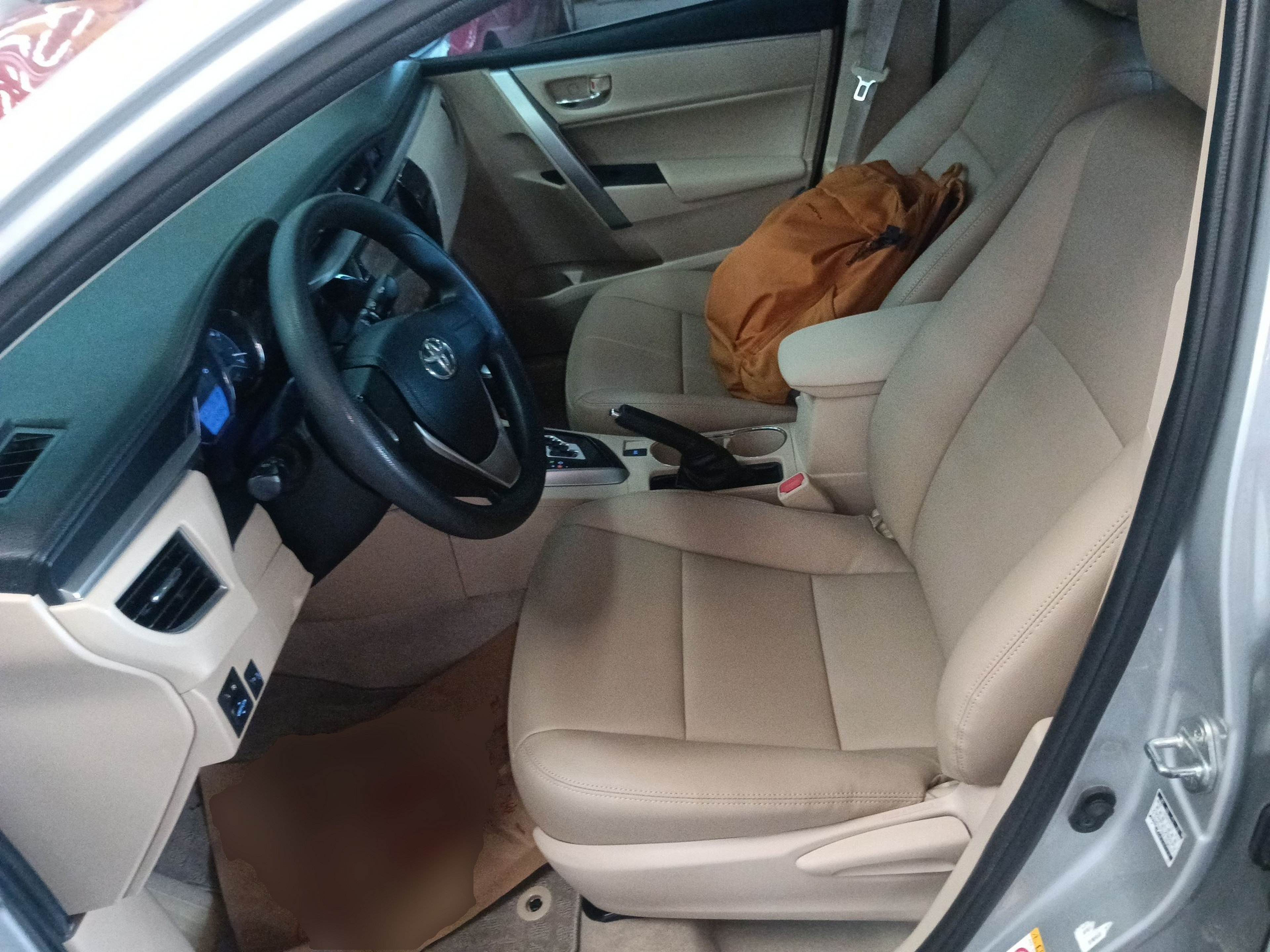 المقاعد الأمامية داخل السيارة