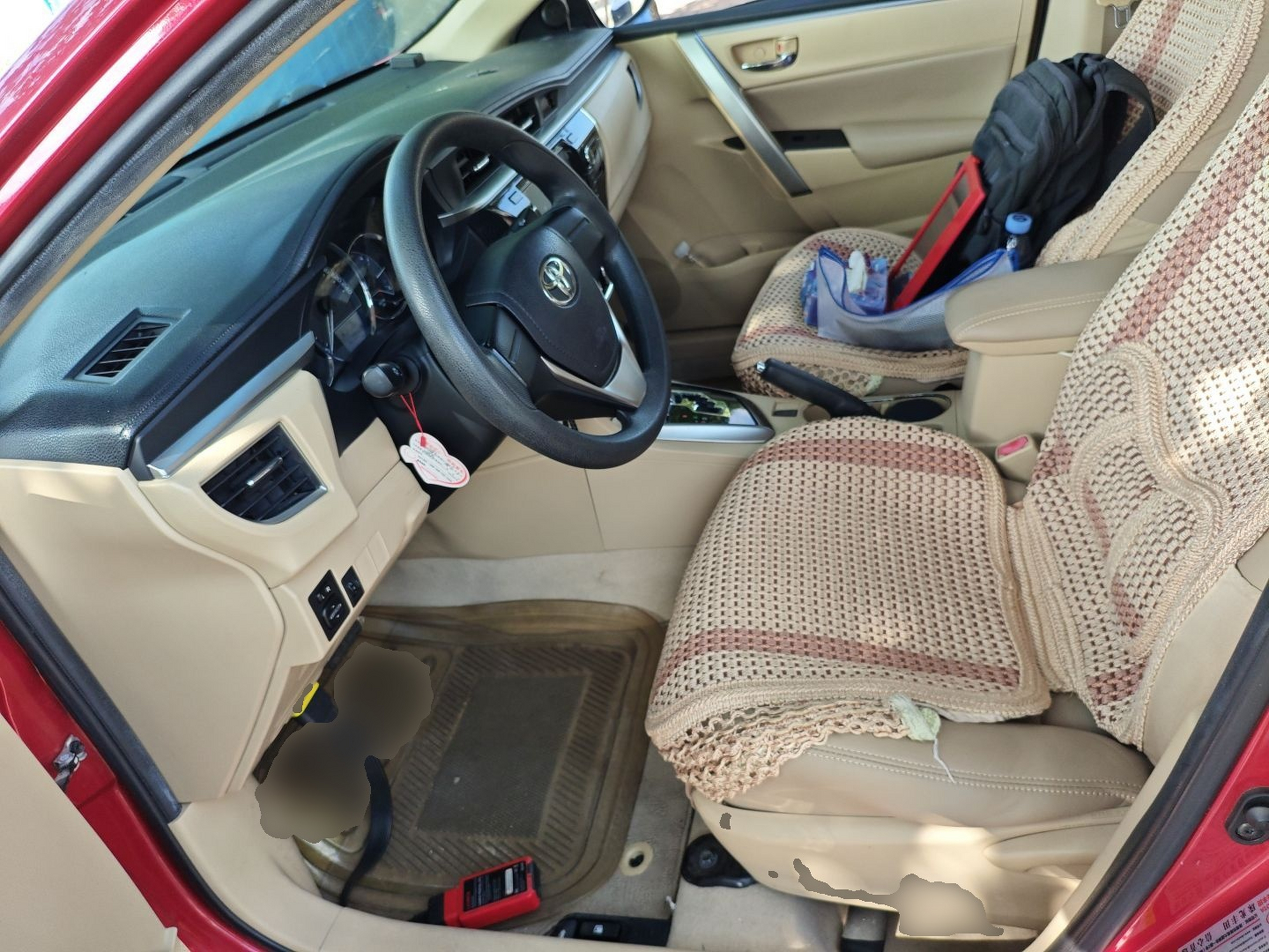 المقاعد الأمامية داخل السيارة